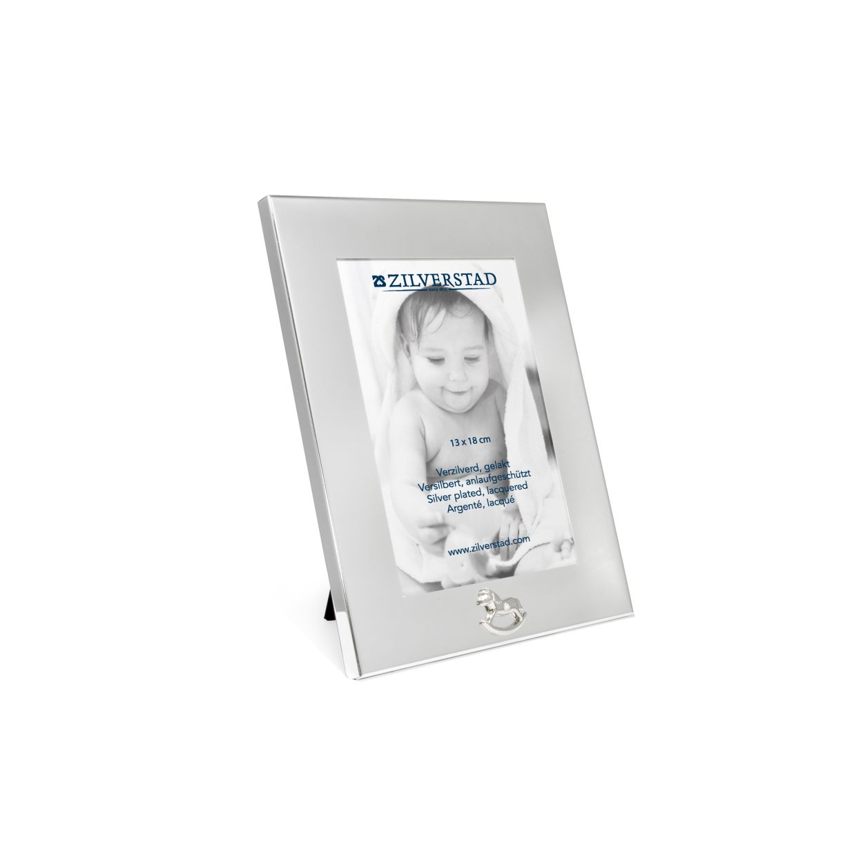 Mooie verzilverde fotolijst uit de collectie van Zilverstad met een klein hobbelpaard op de onderkant. Geschikt voor een foto van 13 x 18 cm. Leuk als geboorte cadeau, verjaardag of andere gelegenheid.
7699233