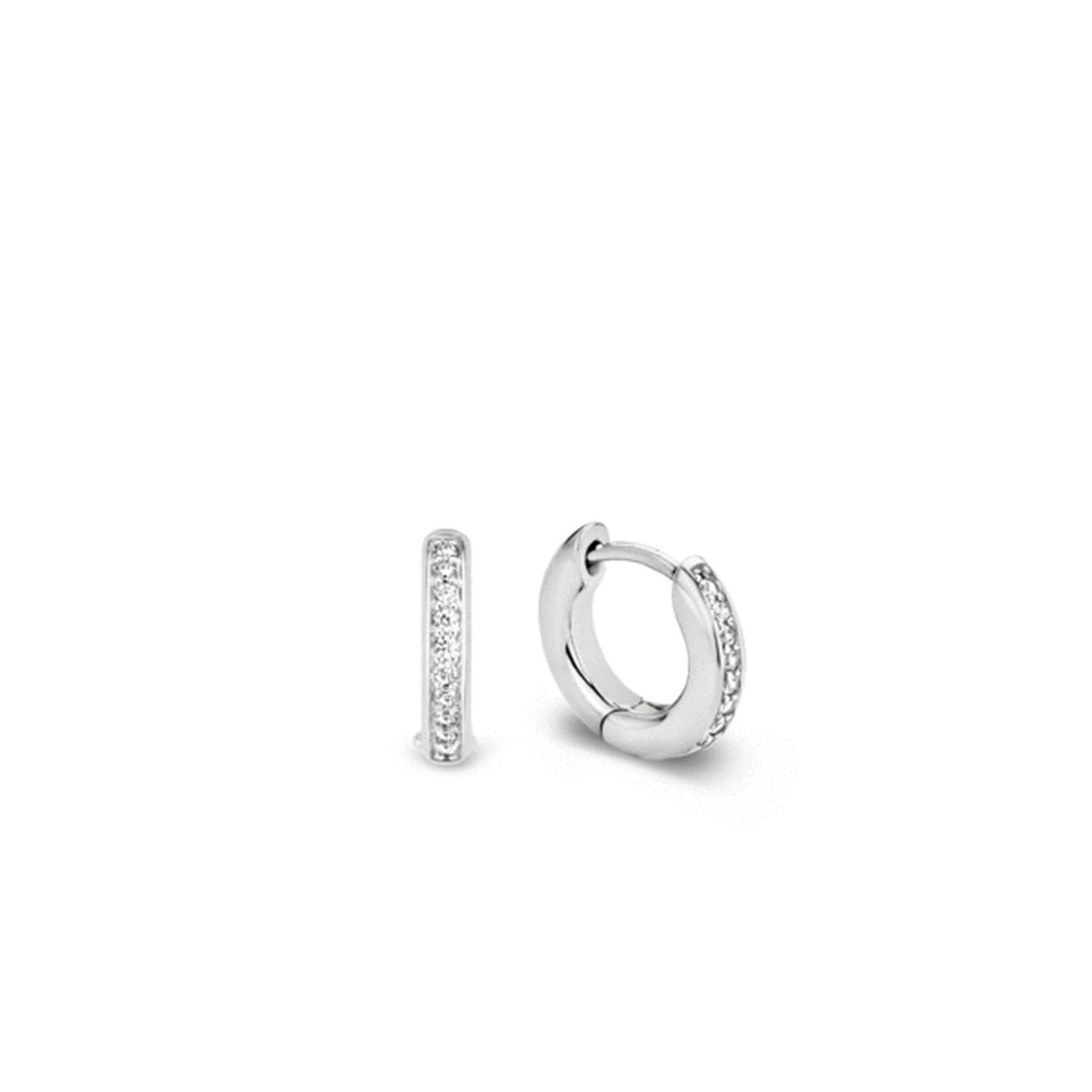 Deze TI SENTO - Milano oorbellen zijn gezet met briljant geslepen kristallen die voor een klassieke look zorgen. Voor extra schittering zijn er in de TI SENTO collectie diverse sieraden aanwezig die een mooie set vormen met deze oorbellen. De creolen zijn geschikt om te combineren met oorbedels.