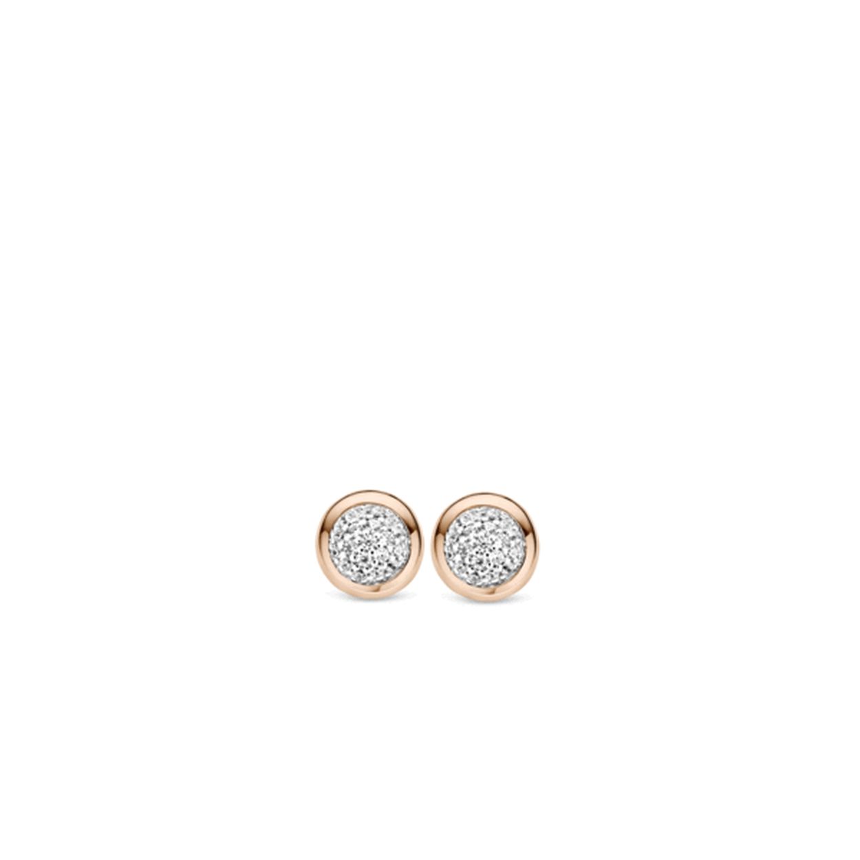 Deze prachtige TI SENTO - Milano oorbellen zijn gemaakt van gerhodineerd sterling zilver. De rhodiumlaag zorgt voor een extra glans en een langere levensduur van het sieraad. Het 18 karaats roségoud geeft het sieraad de mooie rosé kleur. De bolling van de oorbellen is gemaakt van met de hand pavé gezette briljant geslepen zirkonia's. De oorstekers zijn goed te combineren met diverse sieraden uit de TI SENTO collectie.