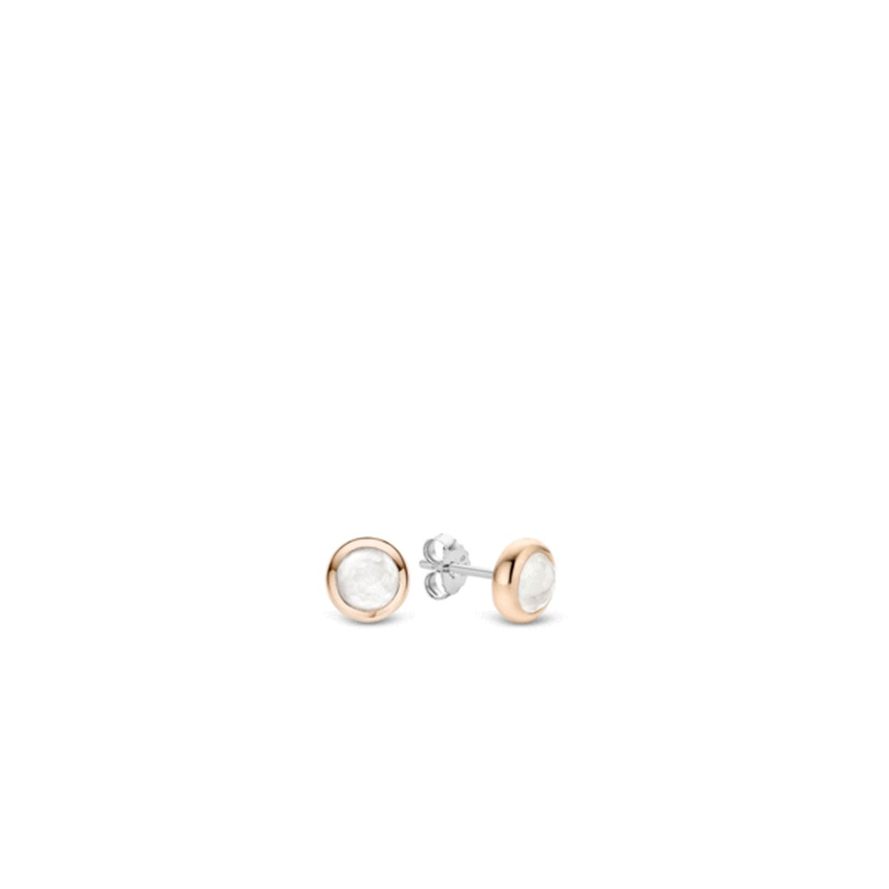 TI SENTO - Milano sterling zilveren oorknopjes. De oorbellen hebben een 18k roségouden plating en zijn gezet met een melkwitte crystal. Deze oorstekers zijn goed te combineren met andere sieraden uit de collectie met dezelfde kleurcombinatie.
