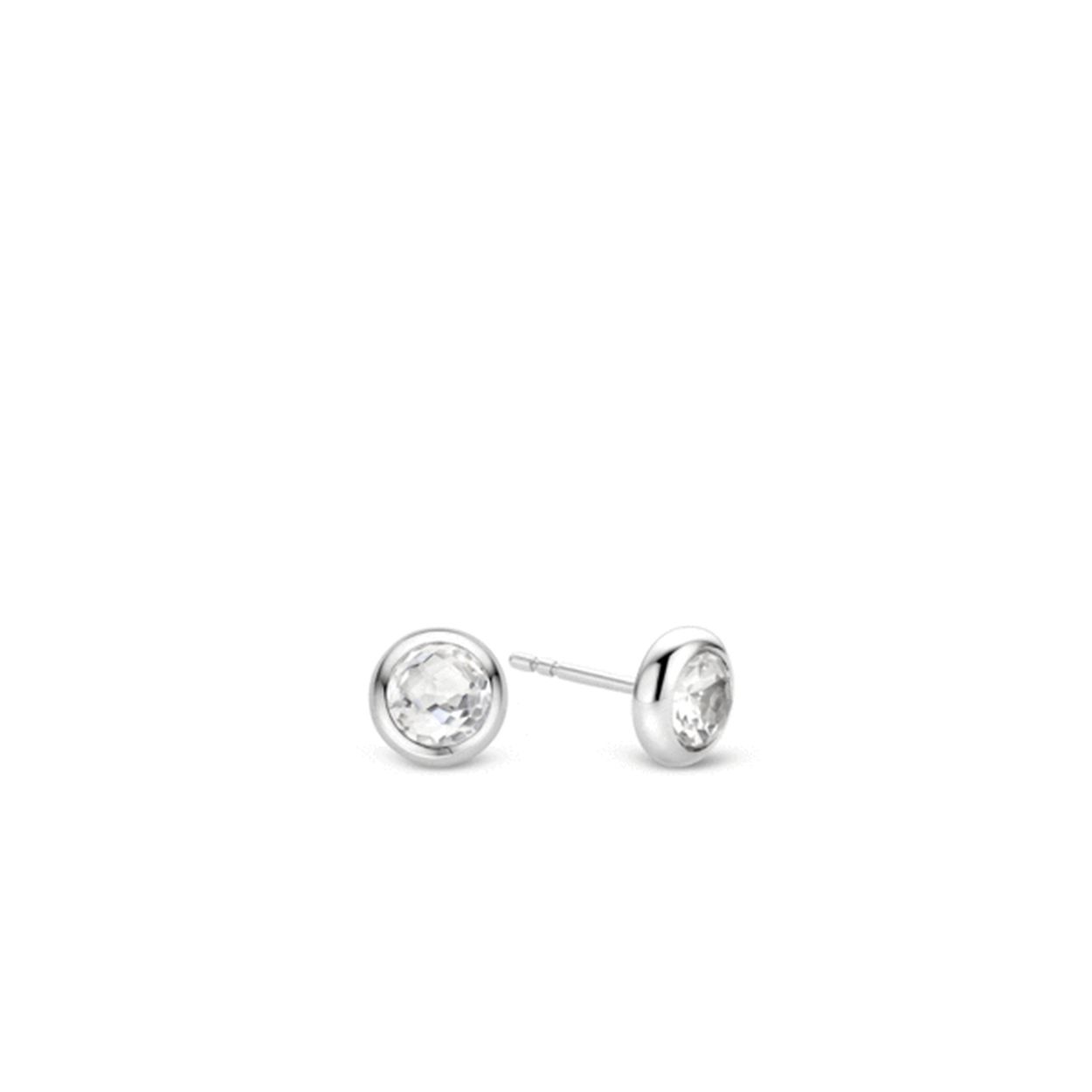 Deze TI SENTO - Milano oorstekers zijn de perfecte basis items voor iedere juwelenkist. Het eenvoudige ontwerp maakt het mogelijk de oorbellen met diverse sieraden te combineren. De solitair oorstekers zijn gezet met een ronde witte crystal in een gladomzetting. De oorbellen zijn gemaakt van gerhodineerd sterling zilver. De rhodiumlaag zorgt voor een langdurige glans en bescherming van het sieraad.

TI SENTO - Milano sieraden worden altijd geleverd in een luxe verpakking. Hierin kun je jouw favoriete sieraad goed bewaren wanneer je het even niet draagt.
