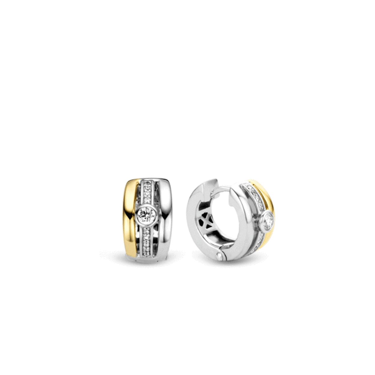 Deze TI SENTO - Milano oorbellen zijn gemaakt van gerhodineerd sterling zilver. De oorbel bestaat uit drie banden; de buitenste twee banden zijn glad gepolijst en de binnenste band is gezet met zirkonia's. Een extra detail is de 18k geelgouden plating die is toegevoegd. Combineer deze oorbellen met andere sieraden uit TI SENTO's collectie met geelgouden plating om je look compleet te maken!