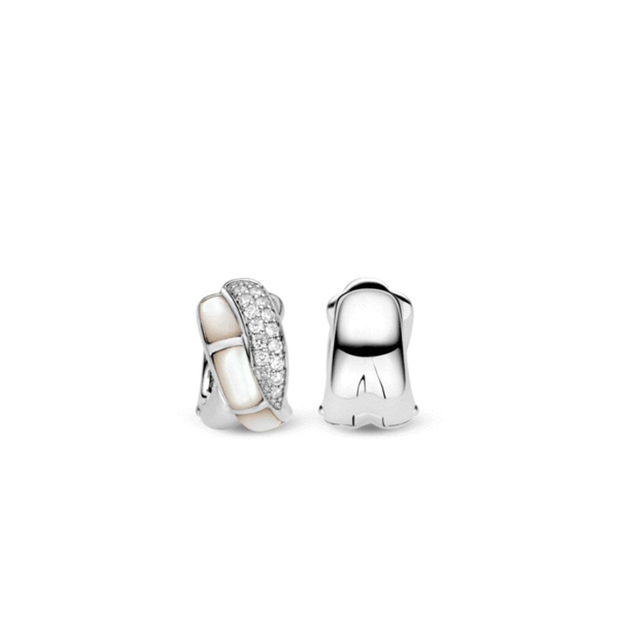 Parelmoer is al jaren een favoriet in de TI SENTO - Milano sieraden maar in deze oorbellen vernieuwd toegepast. De combinatie van parelmoer pav�gezet zirconia en gladgepolijst zilver komt goed tot zijn recht door het golvende patroon waarin het is verwerkt. De verschillende banden lijken over elkaar heen te golven. Zoals alle TI SENTO sieraden zijn de oorbellen gemaakt van gerhodineerd sterling zilver. De rhodiumlaag beschermt het zilver tegen natuurlijke verkleuring en geeft het een langdurige glans. In de TI SENTO collectie zijn verschillende bijpassende sieraden verkrijgbaar volgens het Mix & Match concept.

TI SENTO � Milano sieraden worden altijd geleverd in een luxe verpakking. Hierin kun je jouw favoriete sieraad goed bewaren wanneer je het even niet draagt.