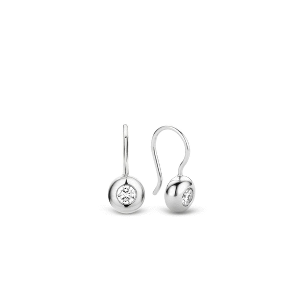 TI SENTO - Milano trendy oorbellen. De oorhaakjes zijn gezet met zirkonia in een bolvormige zetkast. Door het tijdloze ontwerp zijn de oorbellen een musthave in iedere sieradenbox.