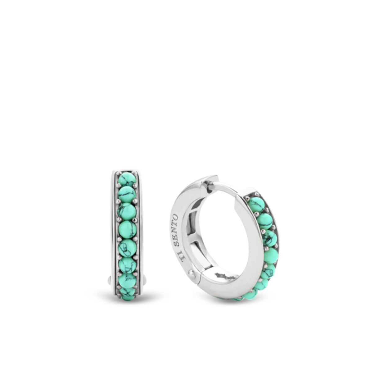 De klassieke creolen met sophisticated swag. De mooie turquoise kristallen geven de creolen extra spice die opvalt. Het strakke design in combinatie met het puurste zilver geven de creolen klasse. Het sieraad is gemaakt volgens de gouden standaard en bevat een rhodium laag voor extra bescherming en een geweldig glans. Iconische creolen die een sparkle geven aan je look.