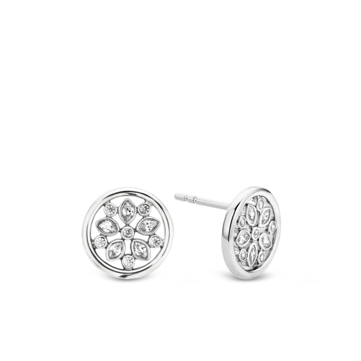 Met deze verfijnde oorstekers is je look altijd perfect. De sieraden zijn gemaakt volgens de goudsmid standaard maar dan van het puurste 925 sterling zilver. De bloem is met veel zorg hand gemaakt van zirconia�s. De bloem is opengewerkt waardoor het een verfijnde uitstraling heeft. De oorstekers zijn licht voor een hoog draagcomfort. De rhodium laag om het sieraad zorgt voor extra bescherming en glans. We love to get our hands dirty to make yours shine.
