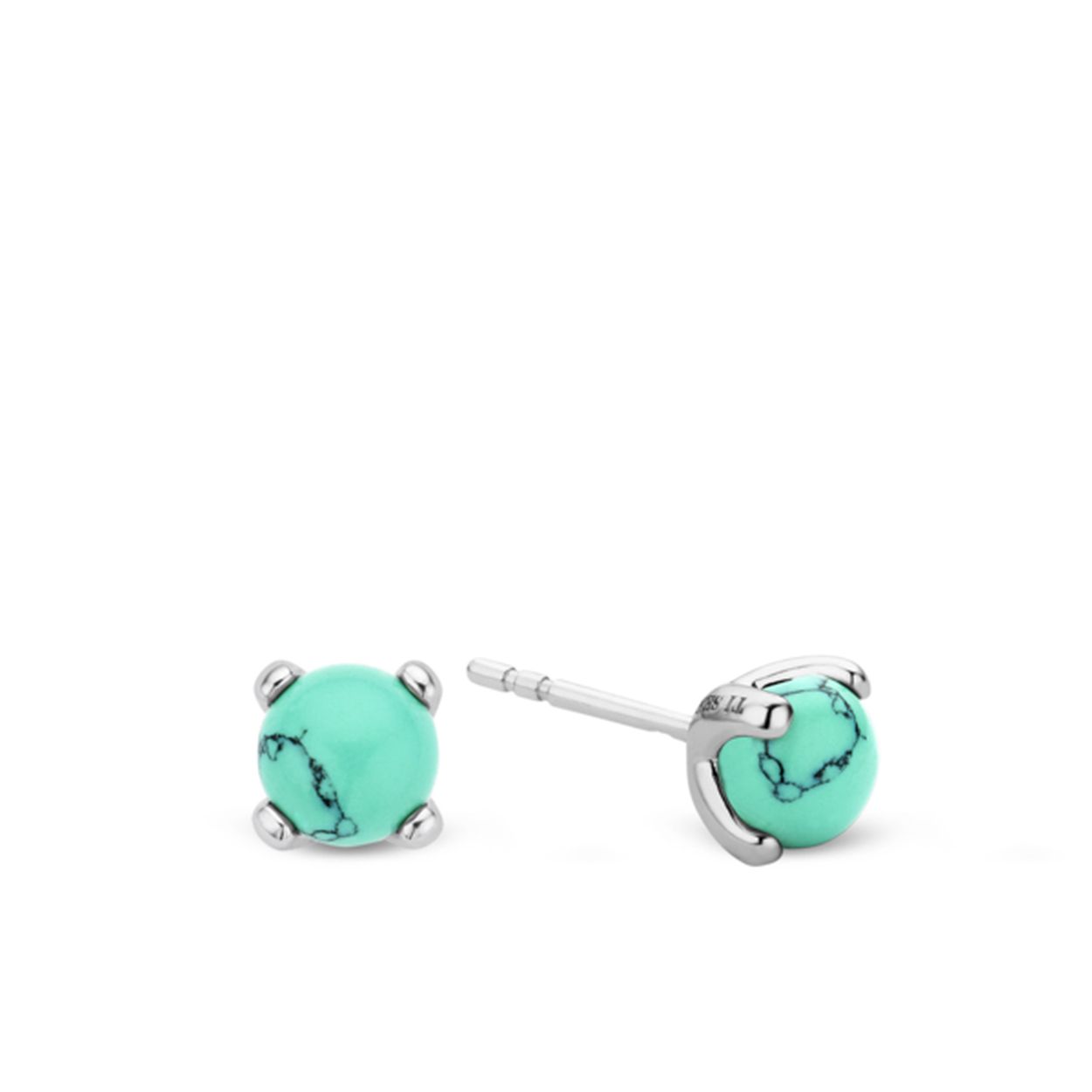 De klassiekers van TI SENTO  Milano in een nieuw jasje is wat deze oorstekers kenmerkt. De turquoise kristallen sluiten perfect aan bij de andere items uit de TI SENTO  Milano collectie. Het kristal zit vast met pootjes die een zilveren kleur hebben. De oorstekers zijn gemaakt van gerhodineerd sterling zilver voor extra bescherming en een schitterende glans. Deze elegante sieraden zijn de ultieme toevoeging aan iedere outfit. We love to get our hands dirty to make yours shine.