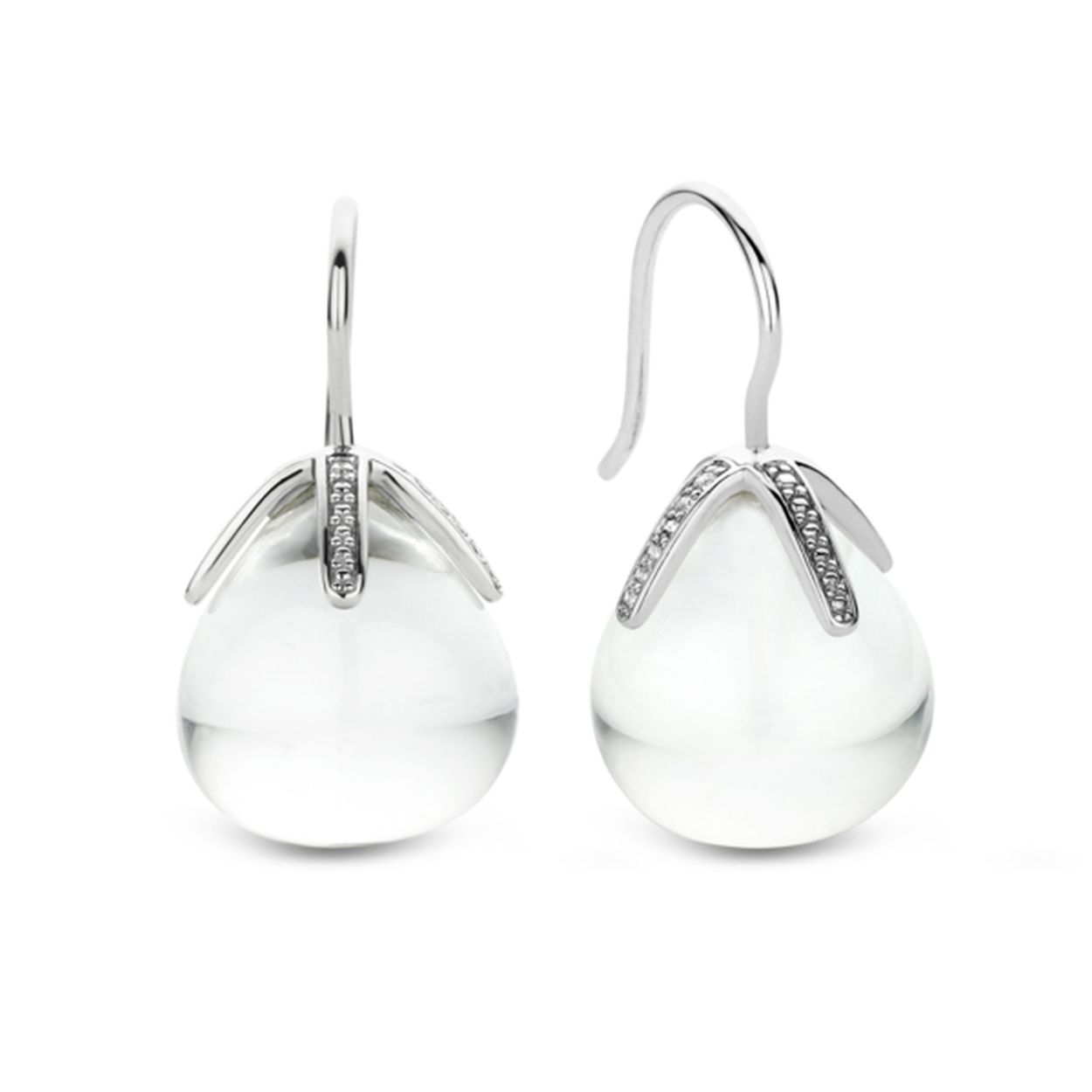 Elegantie en a touch of spice komen samen in deze prachtige oorhangers. De sieraden bestaan uit een  roosknop van wit kristal en zilver. Draag de oorhangers alleen voor een fijne vrouwelijke look of maak een statement door deze te combineren met de bijpassende ring en collier. Deze geweldige kleuren maken je look helemaal af en door de goudsmid standaard is het sieraad van hoge kwaliteit waardoor deze jaren meegaat. Het pure zilver is gerhodineerd voor een mooie glans en extra bescherming. TI SENTO - Milano juwelen hebben een tijdloze stijl en een flinke snuf spice. Milanese meeslependheid met verborgen details. Verfijnd �n spannend. Gevoelig m�t allure. TI SENTO - Milano sieraden schreeuwen niet maar ze fluisteren het van de daken. Woah ja