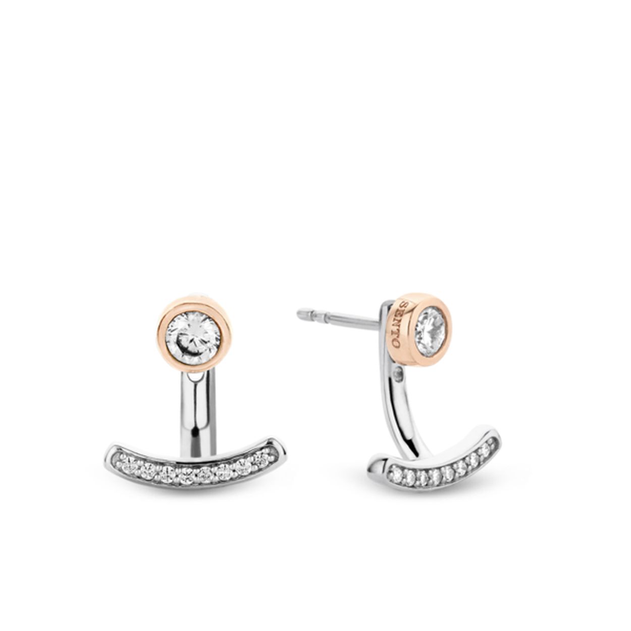 Oorbellen en oorbedels met een touch of spiece. Doordat de oorbedels aan de achterkant van het oor zijn geplaatst krijg je een front back oorbel. Met deze oorbellen krijg je sophisticated swag. De oorbellen zijn gemaakt van het puurste zilver en hebben een rhodium laag voor extra glans en bescherming. Het ros�gouden accent zorgt voor extra spice. Net als al onze andere TI SENTO � Milano items zijn deze oorbellen gemaakt volgens de goudsmid standaard. What else do you need.
