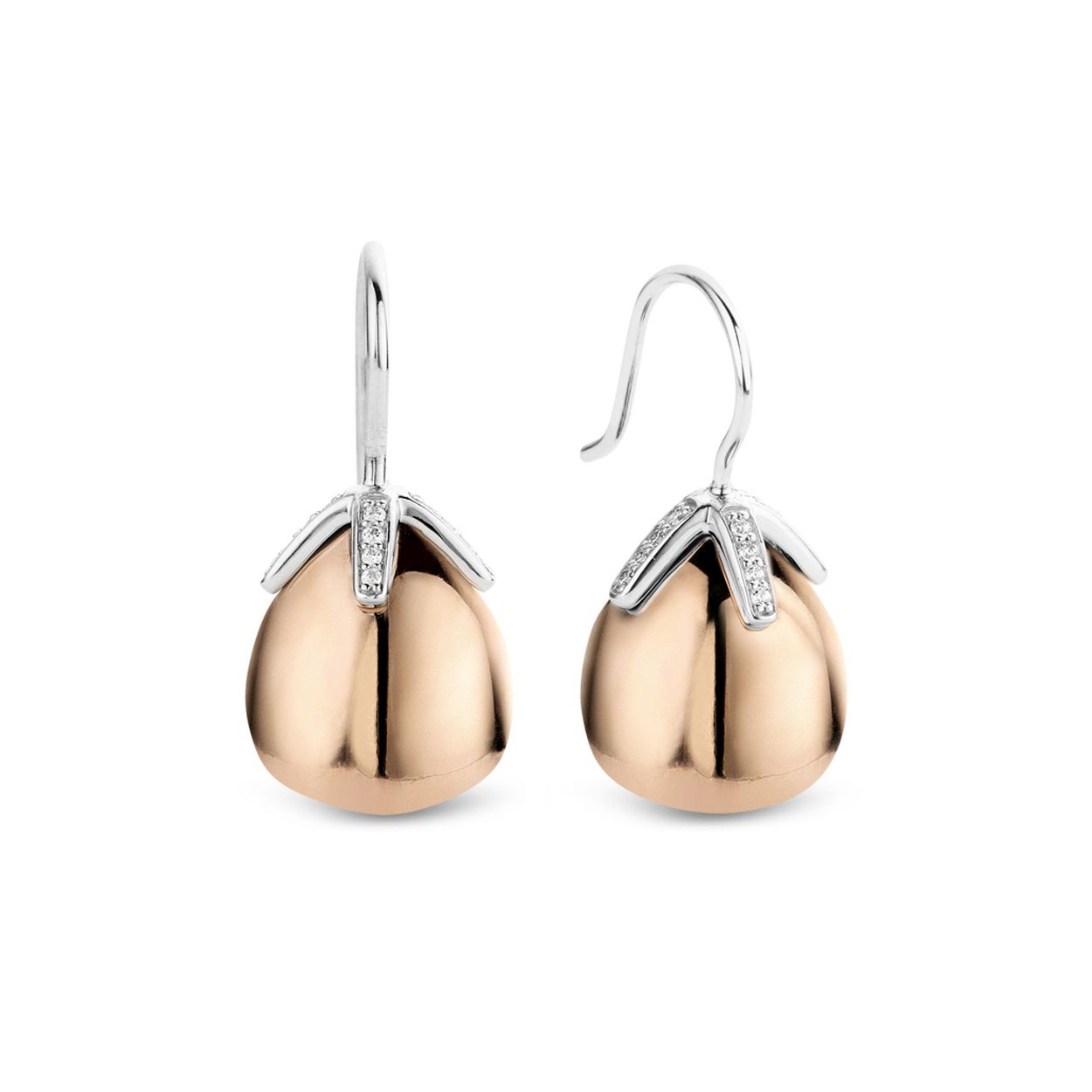 Pure romantiek. Onze iconische roségoud vergulden flowerbud pendanten met subtiele witte zirkonia pavé zetting hangen prachtig aan je oren. Hun egaal geslepen stenen zijn warm en vrouwelijk.