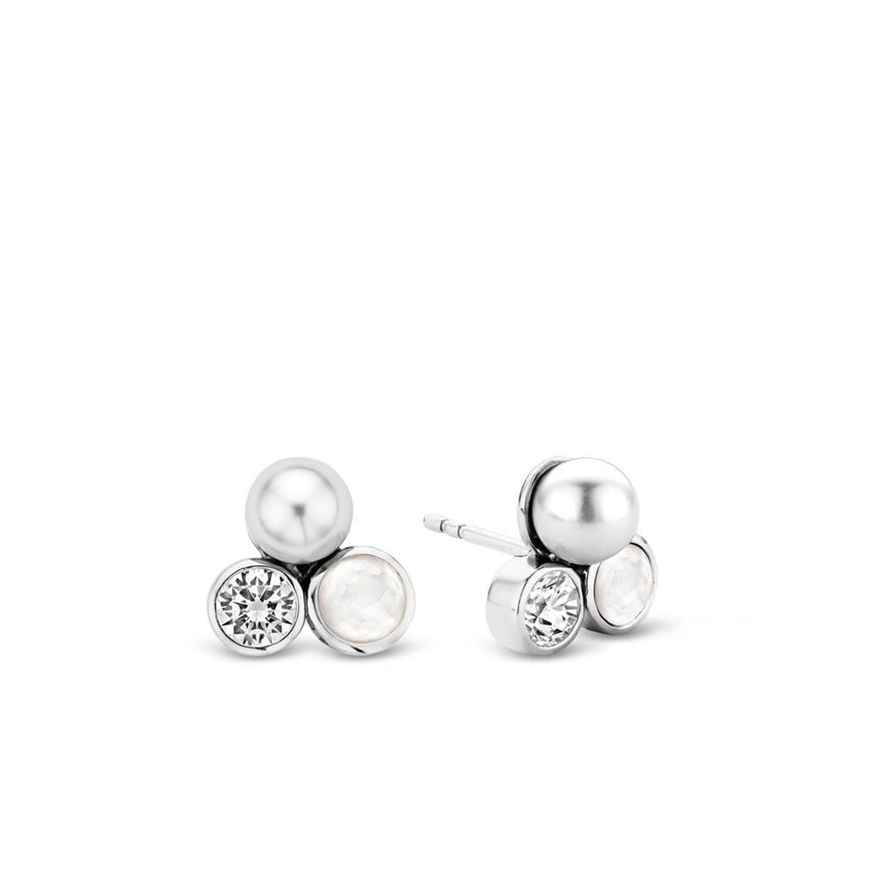 Schitterend ijs vastgelegd in dit betoverende design. De fijne witte parel flatteert de wit gefacetteerde steen terwijl de witte zirkonia pav� zetting glamour toevoegt aan je look. Deze oorbellen zijn stijlvol chic en feestelijk tegelijk.