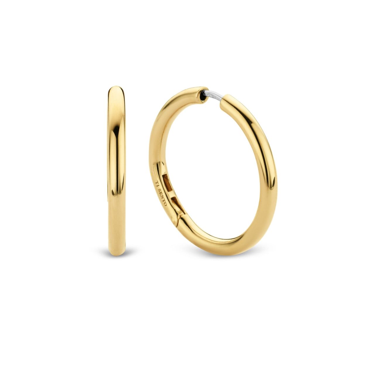 Klassiek ronde oorbellen van verguld goud passen perfect bij elke look. Met het veiligheidsslot draag je ze altijd veilig bij je. Een tijdloos exemplaar. Deze oorringen zijn te combineren met al onze oorbedels. Mix & Match ze en creeër je persoonlijke look!