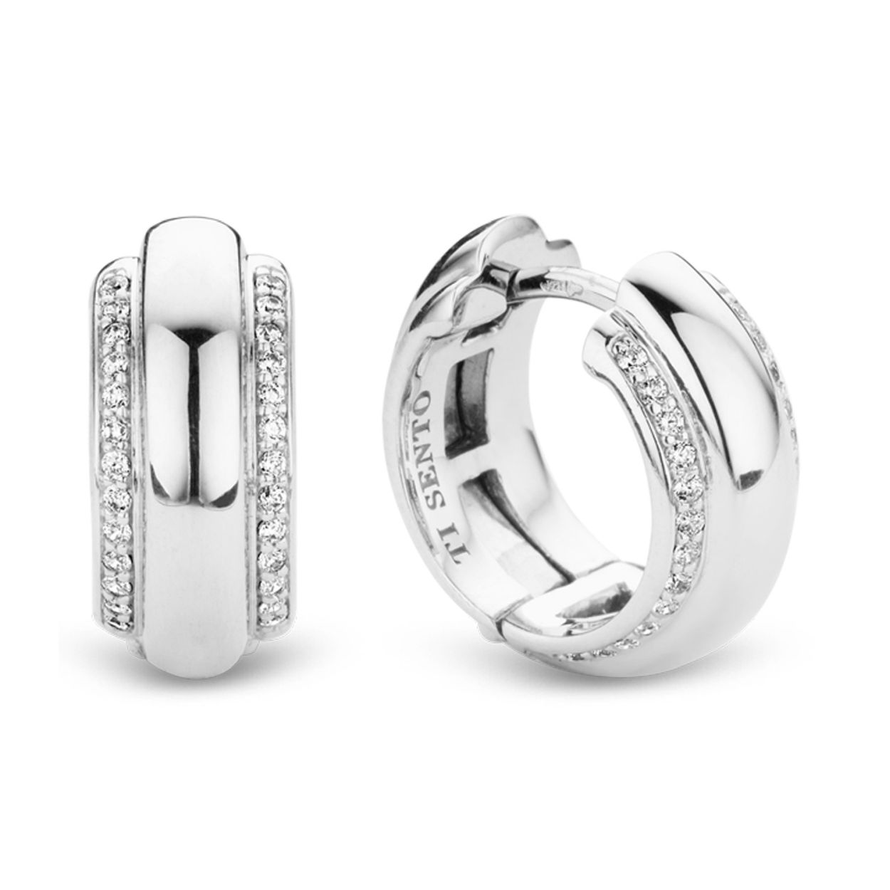 Zilveren schoonheid. De subtiele witte zirkonia pavé zetting aan beide kanten van deze zilveren ronde oorbellen voegt elegantie toe aan je look. Met het veiligheidsslot draag je ze altijd veilig bij je.