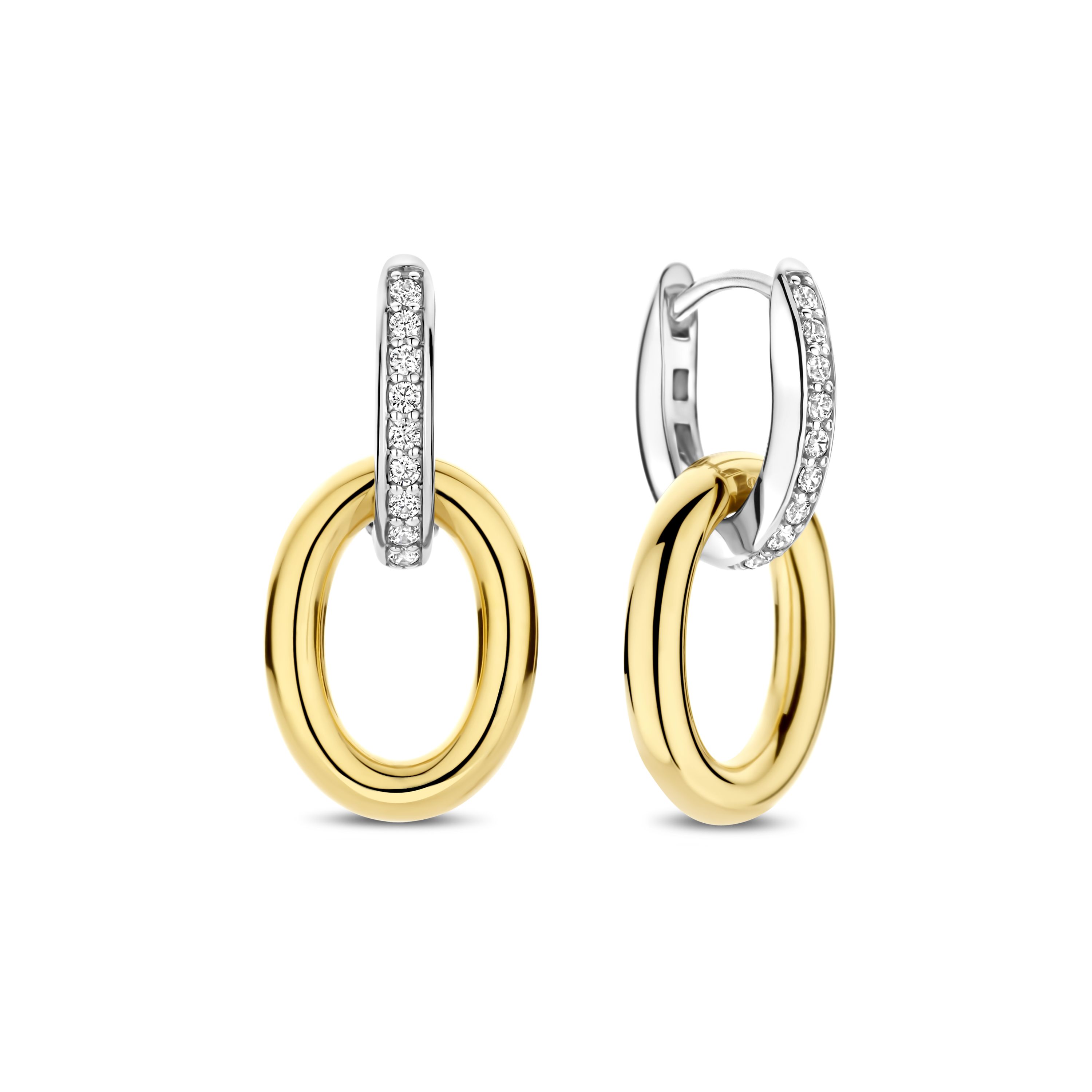 Deze TI SENTO oorbellen 78015ZY zijn een frisse kijk op tijdloze elegantie, waarbij een moderne edge wordt gecombineerd met een verfijnd design. Gemaakt van hoogwaardig 925 sterling zilver, hebben deze oorbellen een slanke, goudkleurige ovale hanger, opgehangen aan een pav�gezette cubic zirconia hoepel, wat de perfecte balans tussen gedurfd en verfijnd cre�ert. Het contrast tussen de verschillende metalen voegt een dynamisch tintje toe, waardoor ze een veelzijdig statementstuk zijn.

Een combinatie van kracht en elegantie, deze in elkaar grijpende ontwerpen vieren de schoonheid van verbinding en vloeiendheid. Ontworpen om met je mee te bewegen, brengen deze oorbellen een chique uitstraling naar zowel dag- als avondlooks. Nikkelvrij en hypoallergeen, beloven ze de hele dag comfort met een luxe afwerking. 