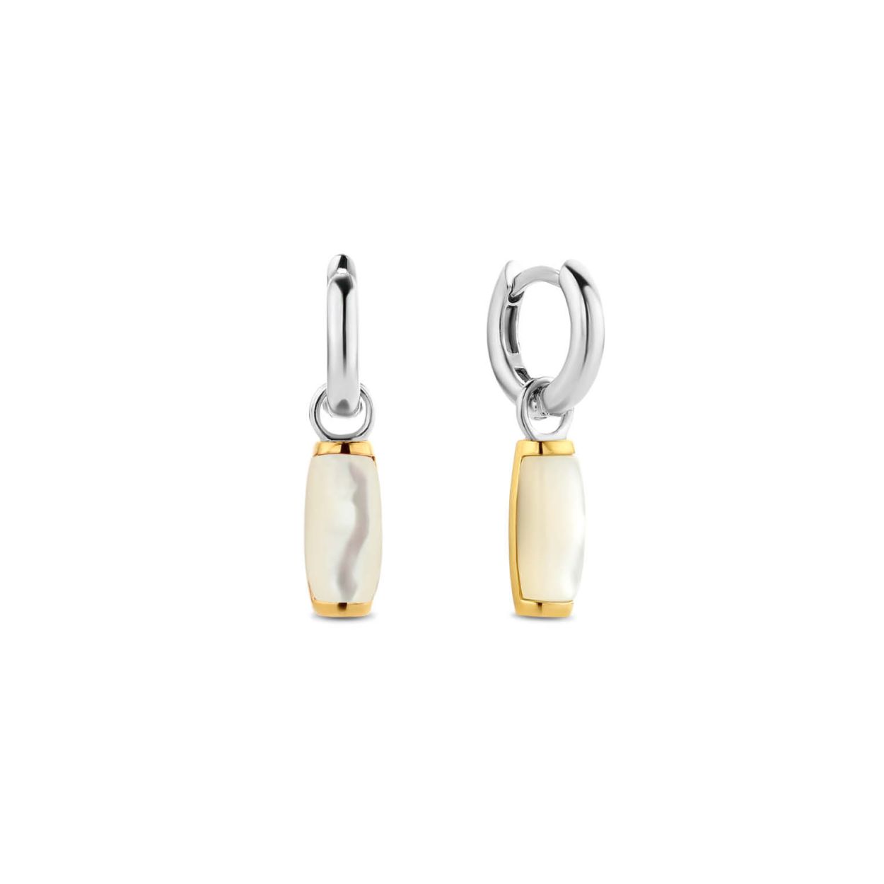 Deze TI SENTO - Milano Oorbellen 7813MW zijn gemaakt van Zilver met een geelgouden plating. De kleurstelling van deze oorbellen zijn Parelmoer. Alle TI SENTO - Milano producten worden geleverd in een luxe geschenkverpakking.
