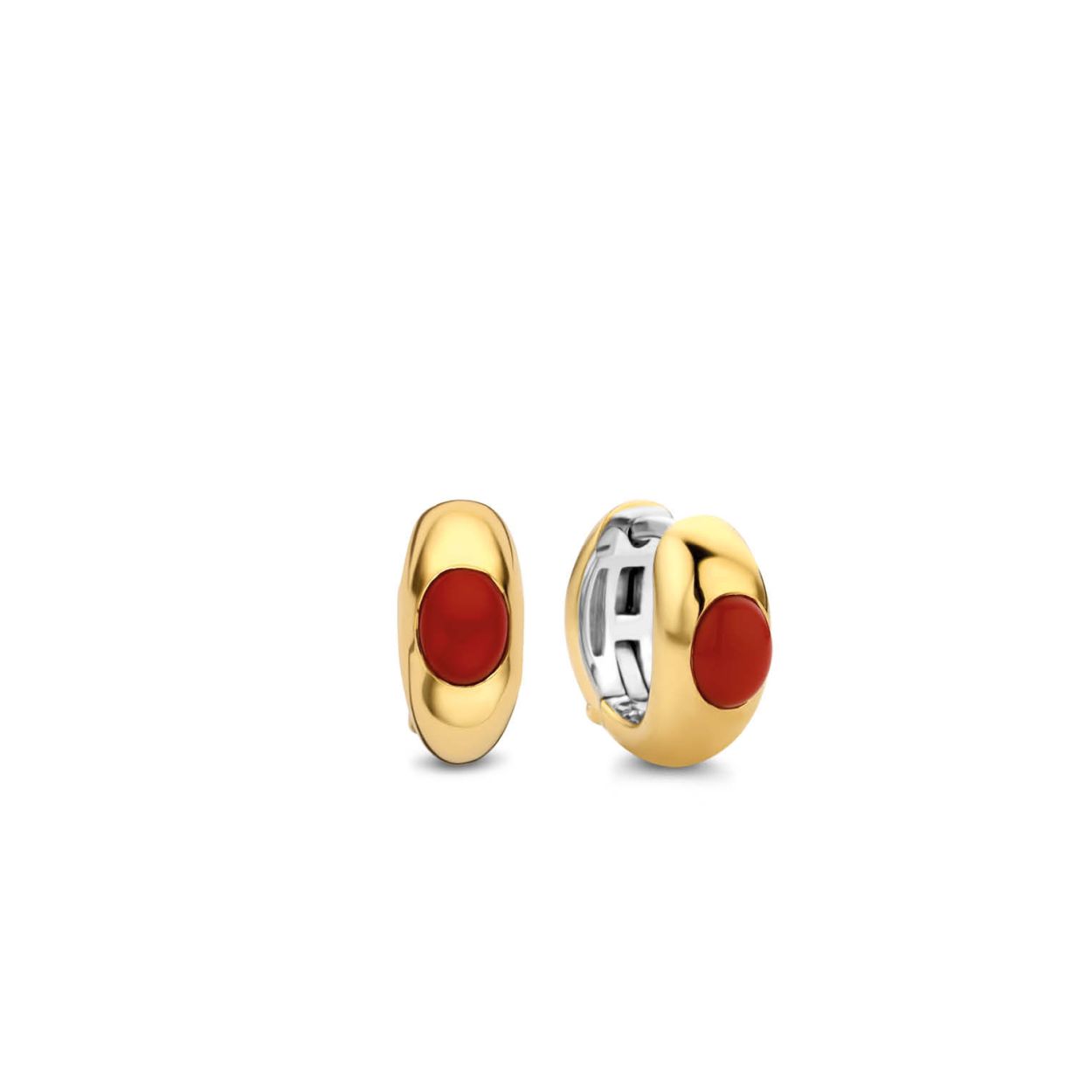 Deze TI SENTO - Milano Oorbellen 7816CR zijn gemaakt van Zilver met een geelgouden plating. De kleurstelling van deze oorbellen zijn Koraal rood. Alle TI SENTO - Milano producten worden geleverd in een luxe geschenkverpakking.