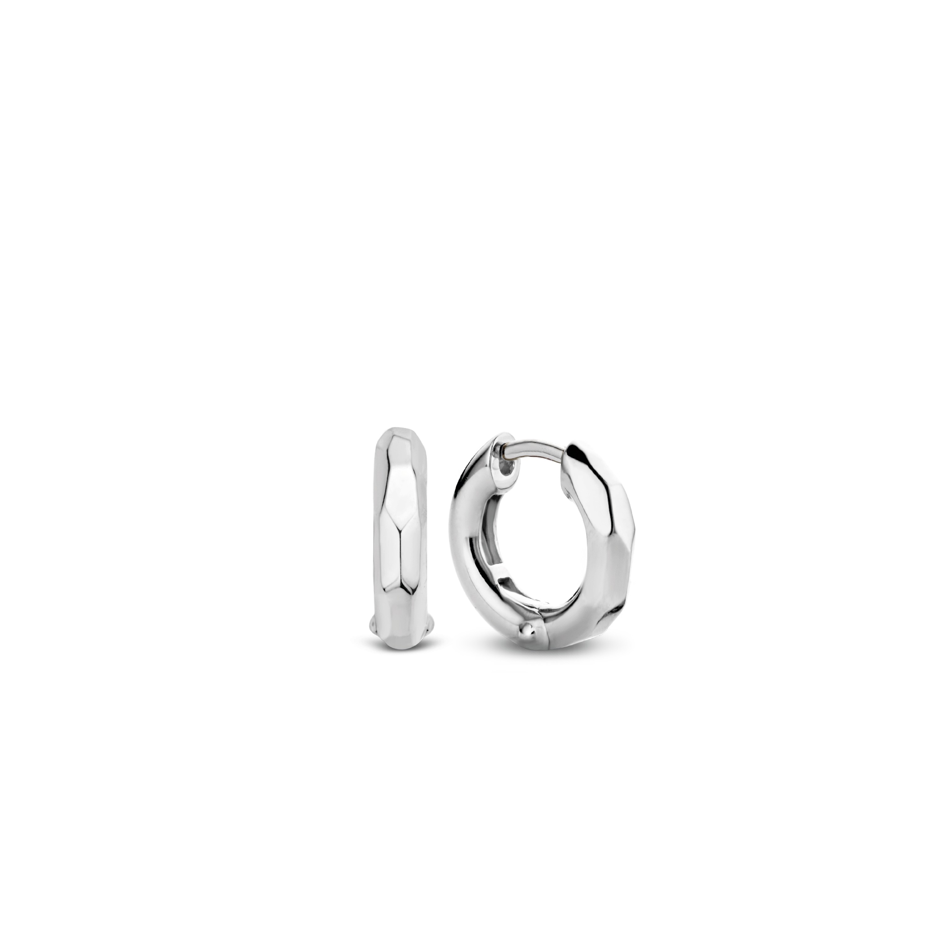 Deze TI SENTO - Milano Oorbellen 7823SI zijn gemaakt van Zilver . De kleurstelling van deze oorbellen zijn Zilver. Alle TI SENTO - Milano producten worden geleverd in een luxe geschenkverpakking.