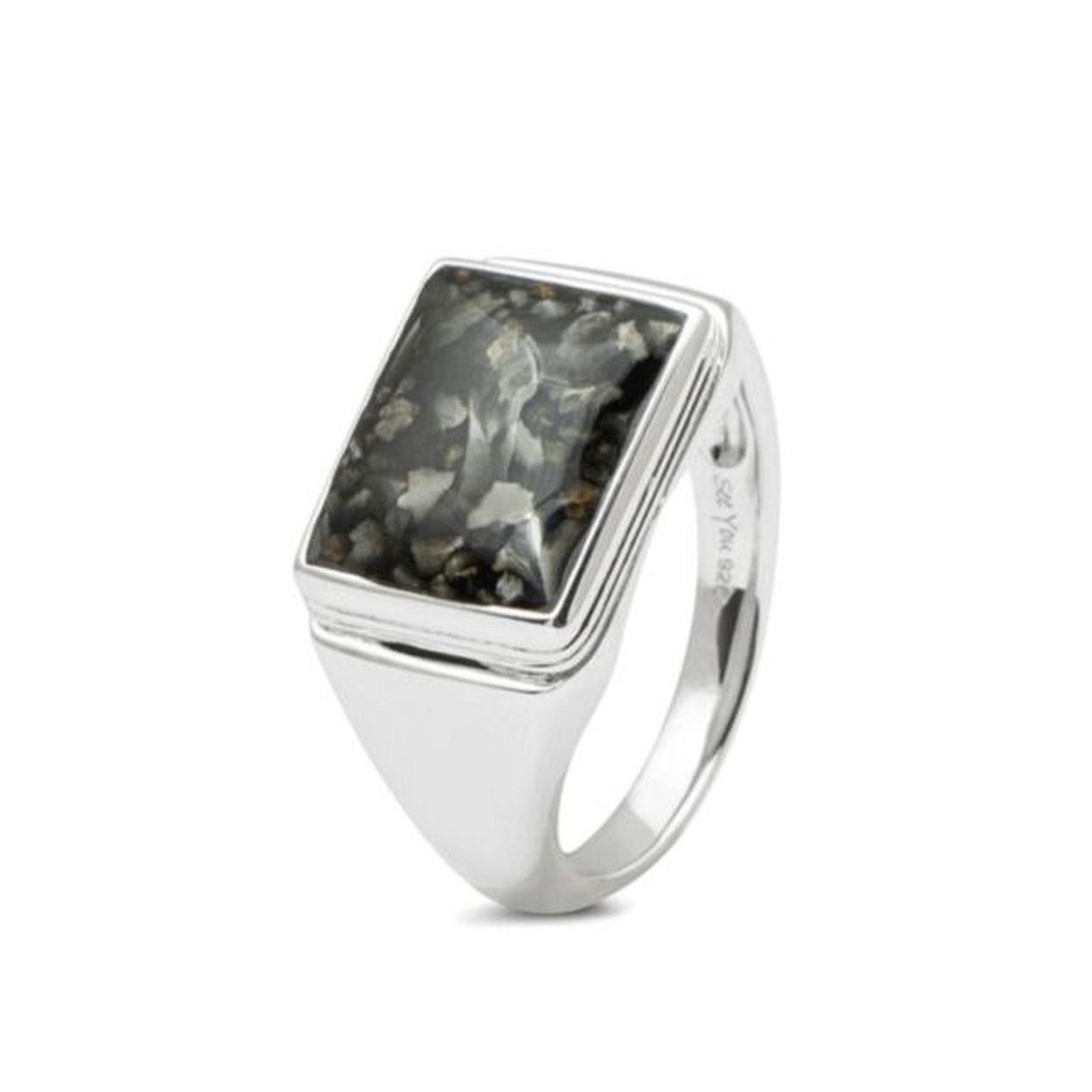 Deze ring waar as of haar in verwerkt kan worden. Dit sieraad wordt zichtbaar aan de bovenkant gevuld met as en wordt vermengd met onze speciale hars.

Het vulproces
U kunt bij het vulproces aanwezig zijn, zodat u kunt zien hoe netjes en respectvol er met de as van uw dierbare omgegaan wordt. 

Deze ring is op alle maten leverbaar en  leverbaar in  Zilver Geel -Wit-Rosé goud 
