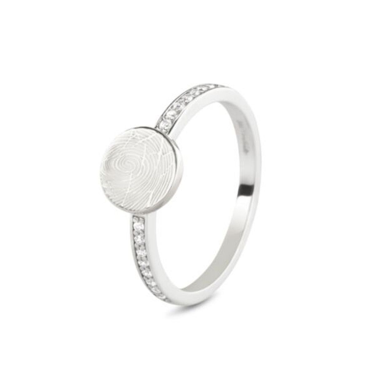 Zilveren ring met zirkonia en plek voor gravure. De gravure op deze hanger is zelf uit te kiezen, zo is het mogelijk om een vingerafdruk met een zelf geschreven tekst te laten zetten. Maar een handafdruk of hondenpoot is ook mogelijk.
De prijs van deze hanger is exclusief gravure. In de uitgebreide omschrijving vindt u de mogelijkheden voor de verschillende gravures.