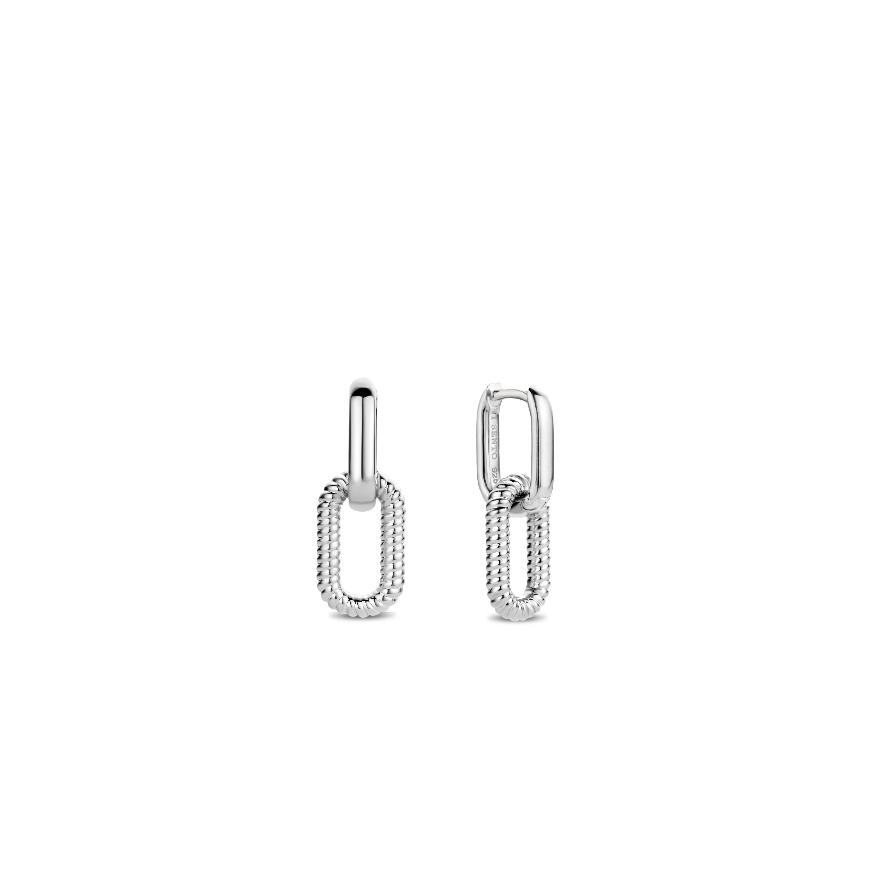 Deze TI SENTO - Milano Oorbellen 7831ST zijn gemaakt van Zilver . De kleurstelling van deze oorbellen zijn Zilver. Alle TI SENTO - Milano producten worden geleverd in een luxe geschenkverpakking.