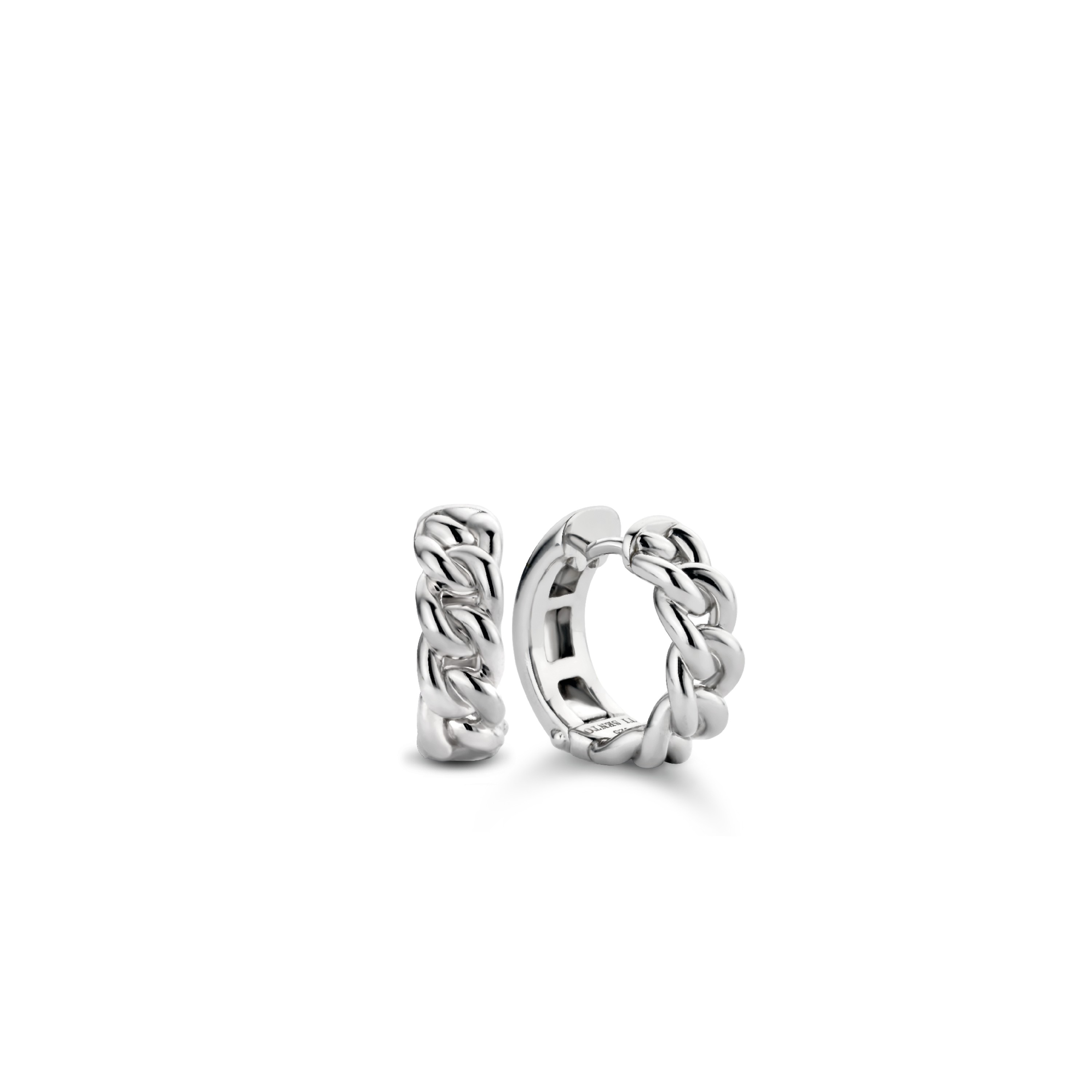 Deze zilveren TI SENTO 7832SI oorbellen hebben een verweven patroon. Een laag rhodium beschermt ze en houdt ze glanzend. Versier je oren met hun tijdloze en speelse design.