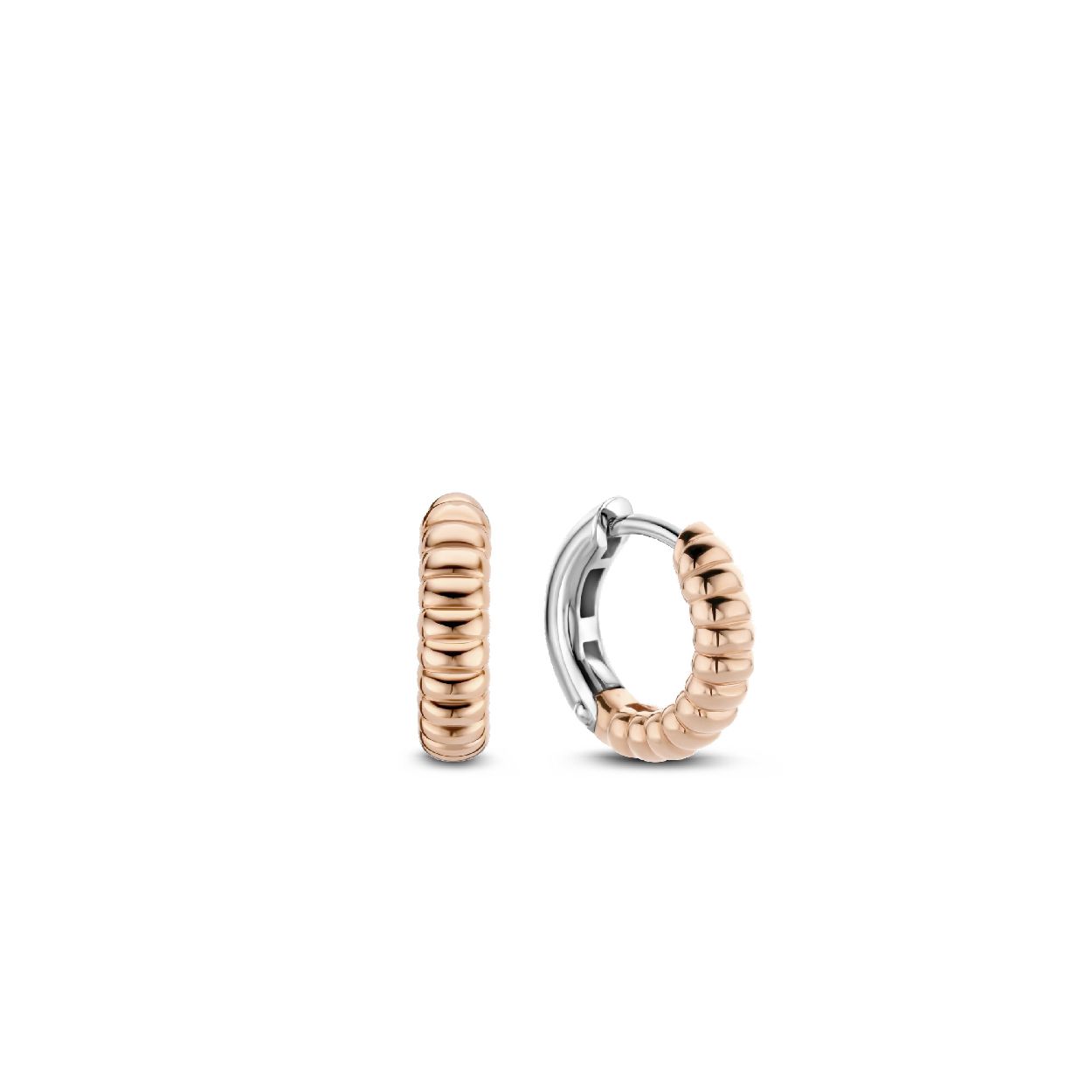 Deze TI SENTO - Milano zilveren oorbellen 7839SR hebben een uniek design met een stoer en modern geribbelde structuur, dat op iedereen indruk zal maken. Deze oorbellen, gemaakt van 925 sterling zilver, zijn de perfecte juwelen om je bedels aan te hangen; creëer zo je eigen unieke mini kunstwerken.

Deze TI SENTO - Milano Oorbellen 7839SR zijn gemaakt van Zilver rose plated. De kleurstelling van deze oorbellen zijn Zilver rosé verguld. Alle TI SENTO - Milano producten worden geleverd in een luxe geschenkverpakking.