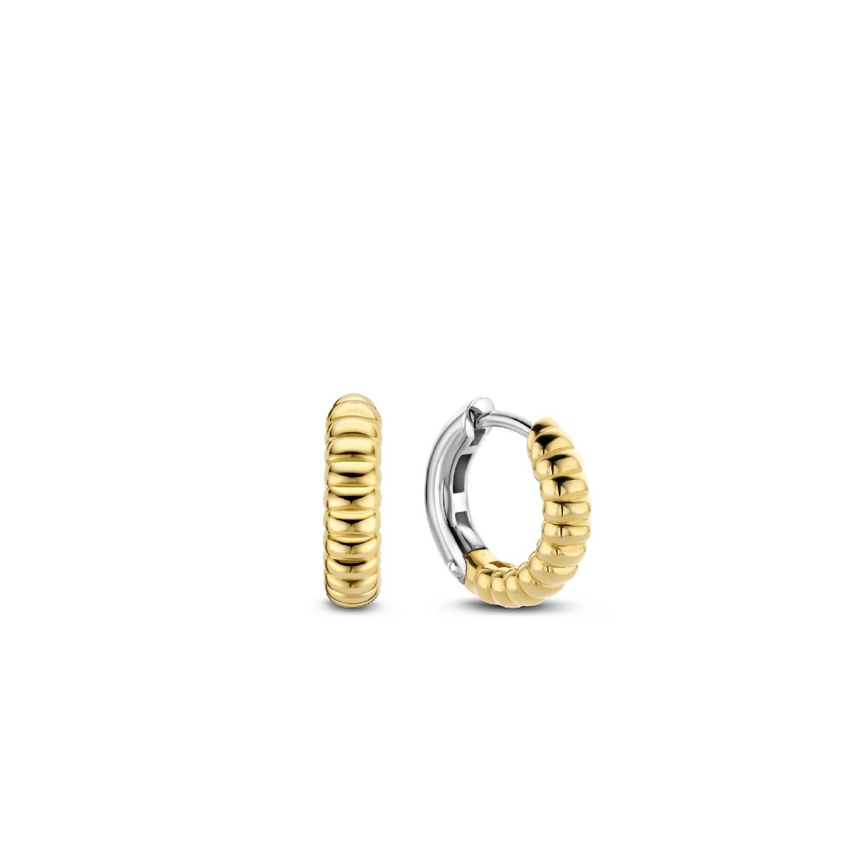 Deze TI SENTO zilveren oorbellen 7839SY hebben een uniek design met een geribbelde structuur. Versier je oren met hun stoere ontwerp en gouden gloed. Deze oorbellen, gemaakt van 925 sterling zilver, zijn de perfecte juwelen om je bedels aan te hangen; creëer zo je eigen unieke mini kunstwerken.