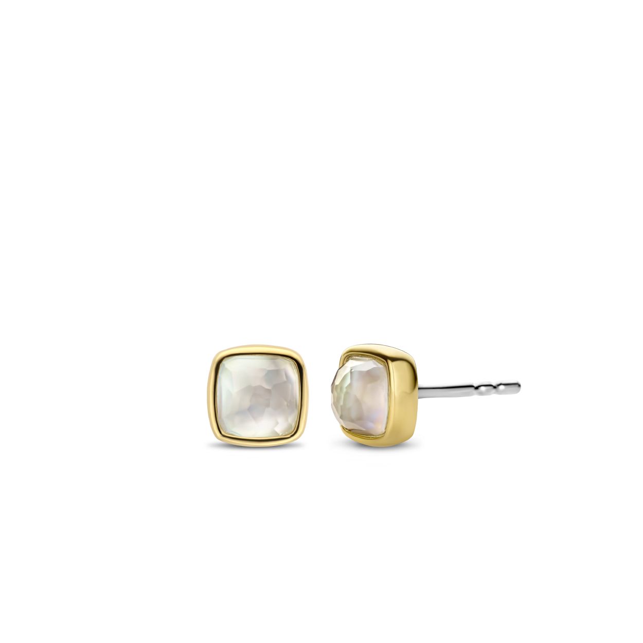 Het pronkstuk van deze TI SENTO vergulde zilveren oorbellen 7885MW zijn de twee ‘Mother of Pearl’ doubletten, die met hand zijn gezet in een vergulde zetting. De oorbellen zijn gemaakt van 925 sterling zilver. Het contrast tussen de zachte tinten van de ‘Mother of Pearl’ en de vintage gele gold-plating maakt dit accessoire onmiskenbaar verfijnd. Mix en match het met meerdere studs of hoepoorbellen en creëer een one-of-a-kind ear-party.