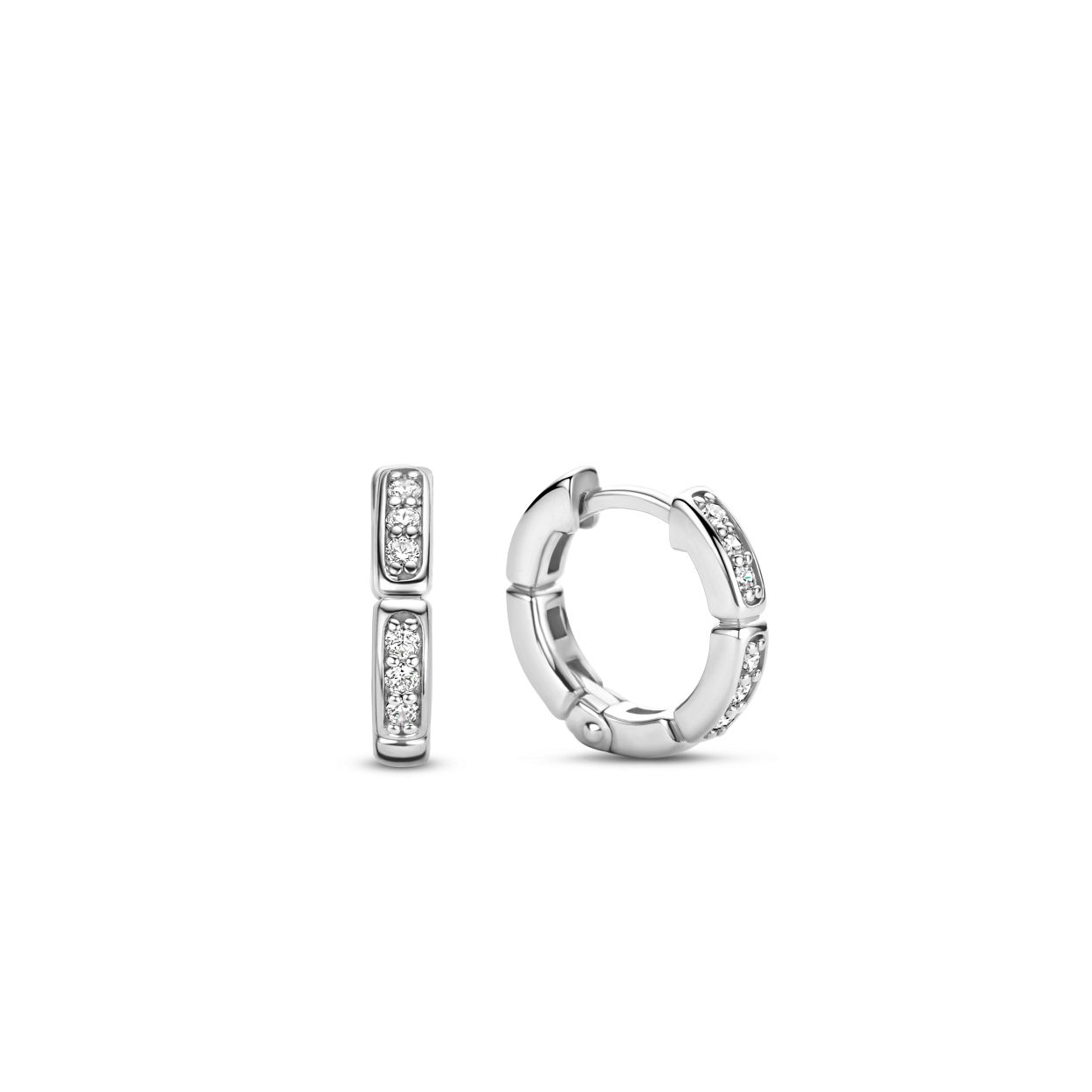 Het ontwerp van deze TI SENTO zilveren hoepeloorbellen 7889ZI bestaat uit een reeks verfijnde rechthoekjes, verrijkt met een handgezet pavé van witte cubic zirconia steentjes. De oorbellen zijn vervaardigd uit 925 sterling zilver en gecoat met een stevige laag platinum om het materiaal te beschermen en de glans te behouden. Combineer ze met andere hoepeloorbellen of studs en creëer je eigen ear-party.