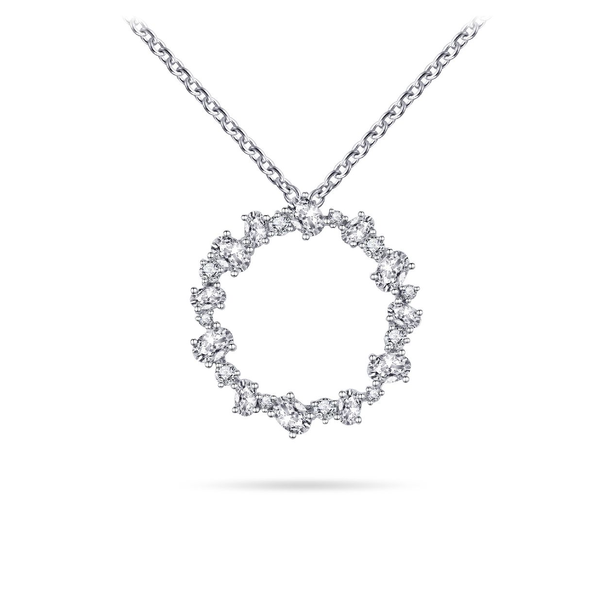 Schitterende zilveren anker collier met in het midden een opengewerkte ronding gezet met ovale en ronde diamant geslepen zirkonia's in verschillende grote in klauwzetting.  Het anker collier is te dragen vanaf een lengte van 42 cm, maar gemakkelijk te verstellen tot 47 cm.

Leuk om te combineren met de bijpassende 
ring R443, R444, R445 en/of 
armband B1023, B1024 en/of
oorstekers E1047 en/of
oorringen KC1030, KC1031.