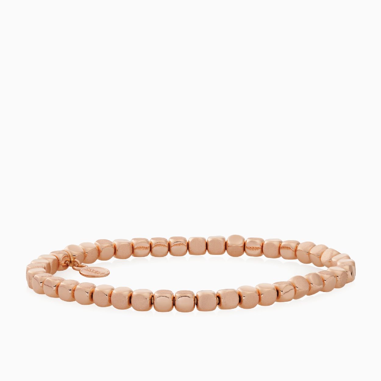 Eindeloos (want zonder sluiting), dat zijn onze Reflex armbanden. De schakeltjes van dit exemplaar zijn afgeronde kubusjes in mat en glad goud.
