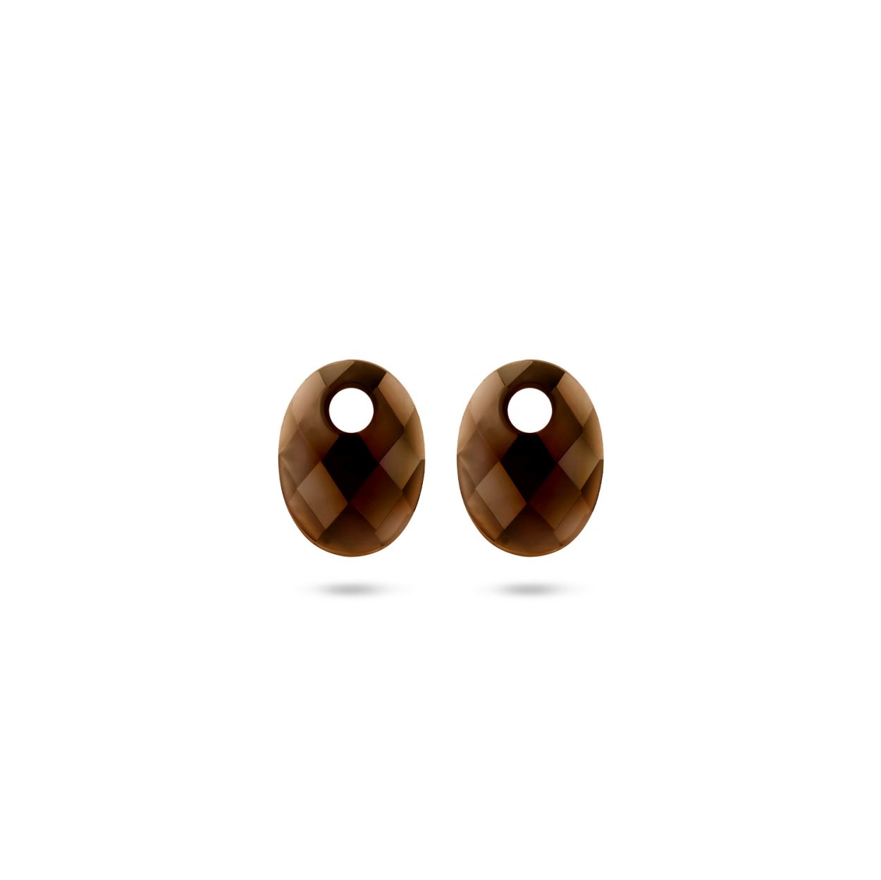 Hou je van speels en stylish? Dan zijn deze natuurstenen oorbedels iets voor jou. De ovaalvormige bedels zijn gemaakt van donkerbruin smokey quartz met facetslijpsel. Ze zijn 20 mm hoog en passen om orringen met maximaal 2,5 mm doorsnede. Prachtig samen met gouden oorbedels van Blush.