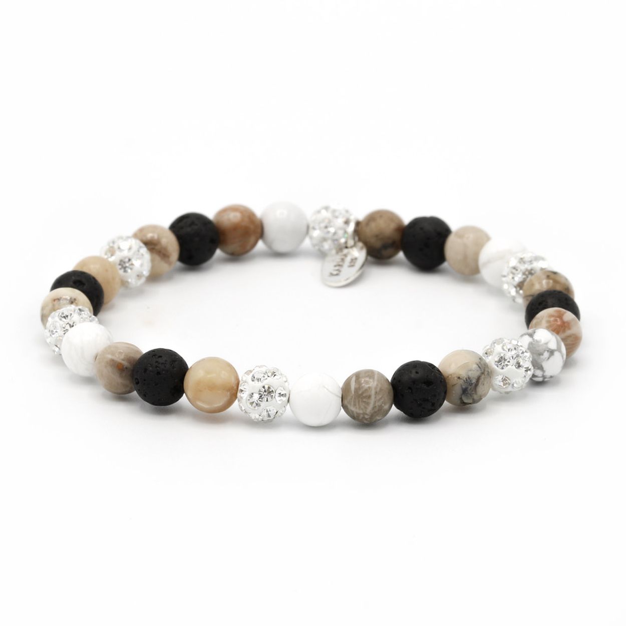 De Karma Armband Spiral Shot of Caramel XS is een elegante armband. Kenmerken zijn een elastisch ontwerp met witte kristallen. Ideaal als delicate polssieraad. Draag hem solo voor een verfijnde look of combineer met andere armbanden voor een trendy uitstraling. Perfect voor elke gelegenheid. 