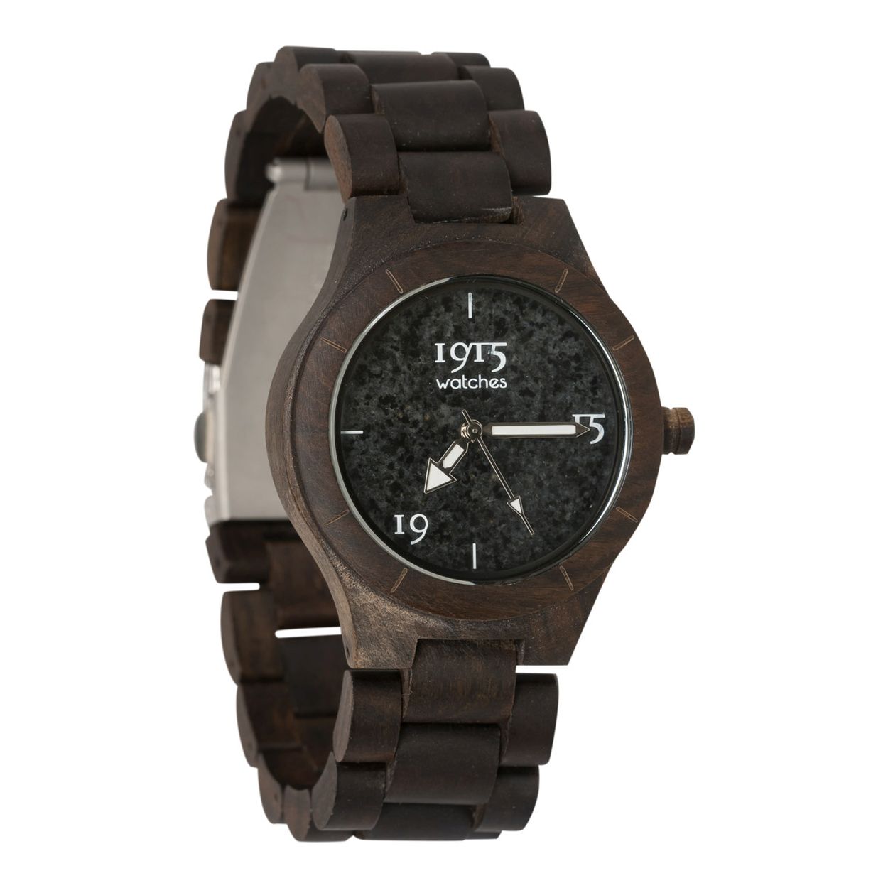 Het merk 1915 watches is opgericht door de Bollenstreek broers Johnny & Robert Spies.?Zij vonden dat horloges anders konden. En besloten aan de keukentafel duurzame horloges te ontwerpen van unieke materialen en met opvallende minimalistische wijzerplaten.
De 1915 watch lady elegance grey stone is een elegant en chique horloge. Het horloge is samengesteld uit twee natuurlijk materialen. Het donkere Sandelhout is van nature donker tot bijna zwart van kleur. Voor deze kleur van dit horloge is dus geen verf, lak of beits gebruikt. Maar is puur natuur. Wat een chique geheel vormt met de grijze natuurstenen wijzerplaat.
De diameter van de horlogekast is 38mm. De breedte van de horlogeband is 21mm. De band kan ingekort worden door er schakels uit te halen. Hiervoor kunnen er bij een deel van de schakels metalen pinnetjes uit gedrukt worden.