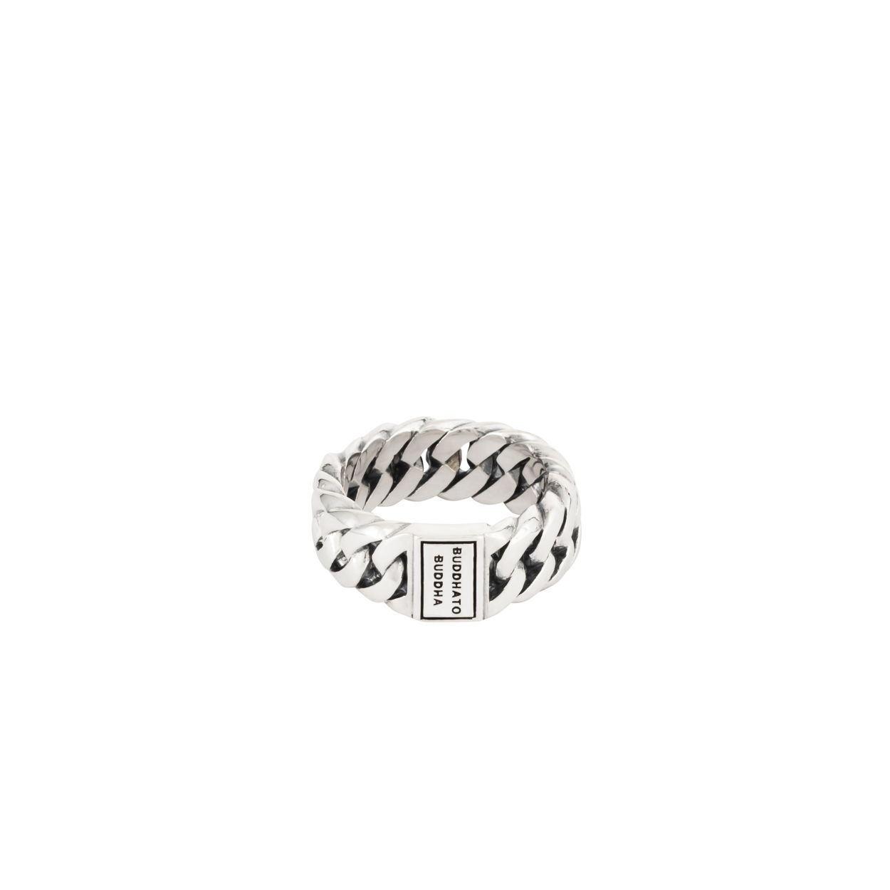 The Chain Small Ring: een echte bestseller op basis van de Chain schakel. Handgemaakt en tijdloos, de sterling zilveren ring kan perfect gecombineerd worden met andere sieraden uit de Chain familie, zoals bijvoorbeeld de armband of oorbellen. De Chain Small ring is smaller dan de Chain ring. Deze ring valt binnen categorie brede ringen.