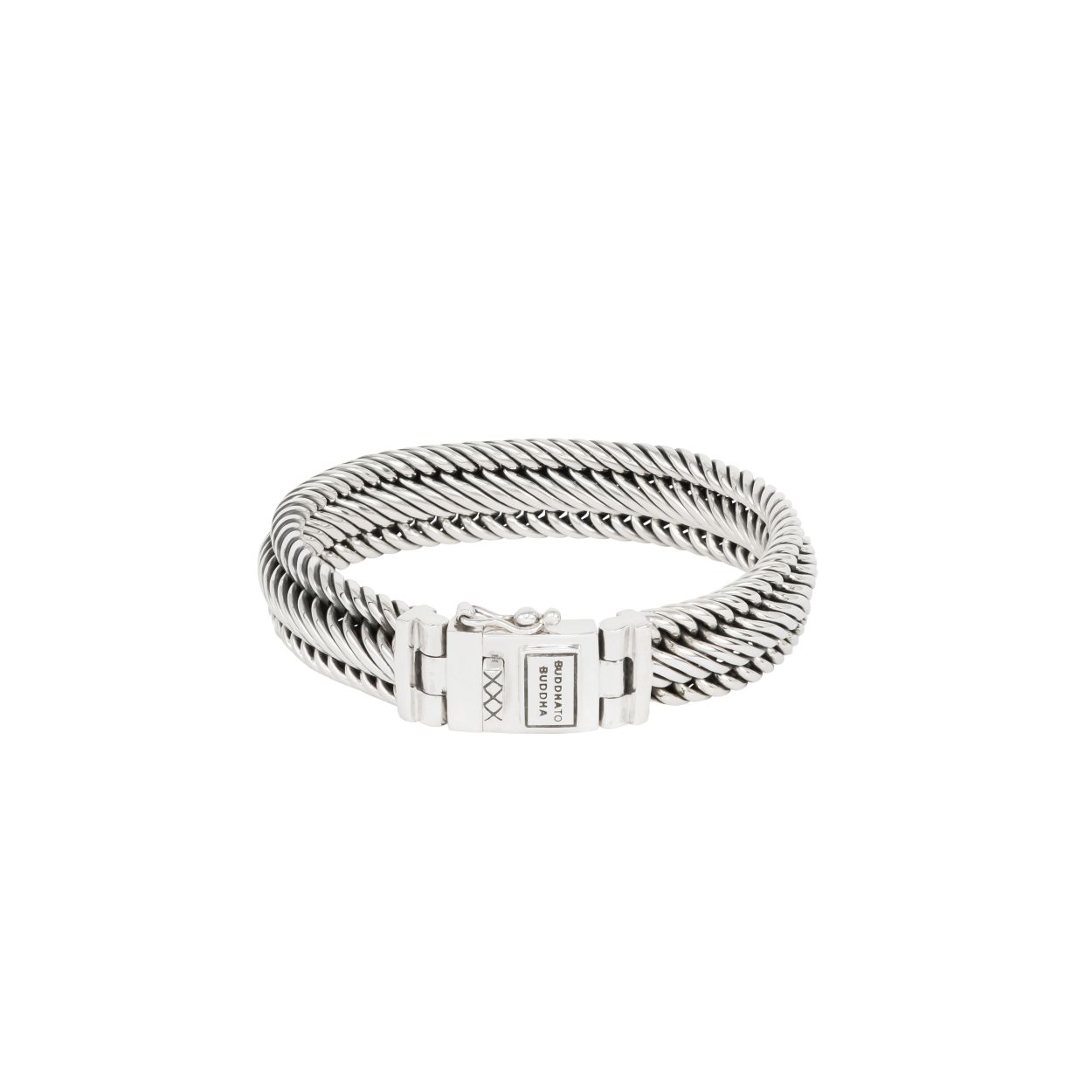 151 F - Edwin Small Armband Zilver
De Edwin familie is een van de meest populaire collecties van Buddha to Buddha. De Edwin Small armband is gedetailleerd met een stoere uitstraling. Handgemaakt van sterling zilver en tijdloos zoals alle Buddha to Buddha-sieraden, deze armband kan perfect worden gecombineerd met andere sieraden. Wees creatief en combineer sieraden van andere families, zoals Ellen of Ben. Deze zilveren armband uit de Edwin collectie is breder dan de Edwin XS, maar smaller dan de Edwin armband.