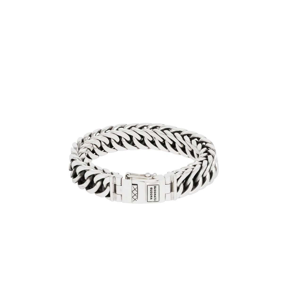 De Esther Small is een subtielere versie van de stoere Esther Big armband, echter wel groter dan de Esther XS. Handgemaakt en tijdloos zoals alle Buddha to Buddha sieraden. De schakels zijn geoxideert waardoor de binnenkant van de schakel donker is. De zilveren armband laat zich perfect combineren met andere Buddha to Buddha sieraden.