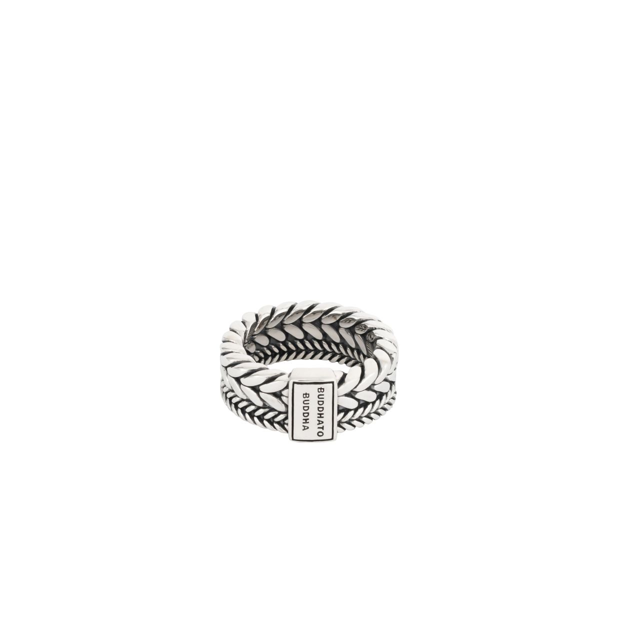 De Barbara Dubbel ring, een geweldige toevoeging aan de Barbara familie. De prachtige Barbara schakel komt twee keer terug in deze dubbele ring, één keer in een iets bredere variant en één keer in een subtielere variant. Alsof je twee ringen combineert! De tijdloze en handgemaakte zilveren ring maakt jouw outfit helemaal af!