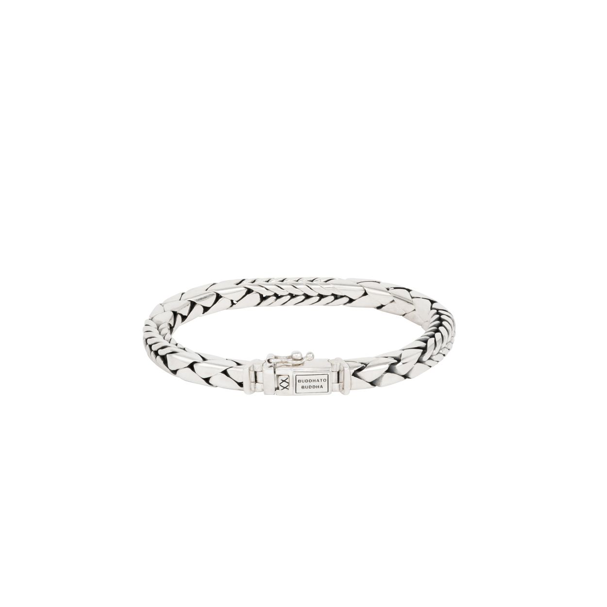 Deze zilveren George armband van Buddha to Buddha, is een handgemaakte echt zilveren armband van glad gepolijste inelkaar gevlochten schakels. De George Mix armband is nieuw in de Buddha to Buddha collectie; de armband bestaat uit een mix van twee soorten schakels. Doordat de Buddha armband tussen de schakels geoxideerd is, geeft dit een heel speciaal robuust effect. Deze armband is voorzien van een stijlvolle sluiting met het logo van Buddha to Buddha en valt soepel om de pols. Voor extra veiligheid tegen verlies is de sluiting uitgevoerd met een extra veiligheid.