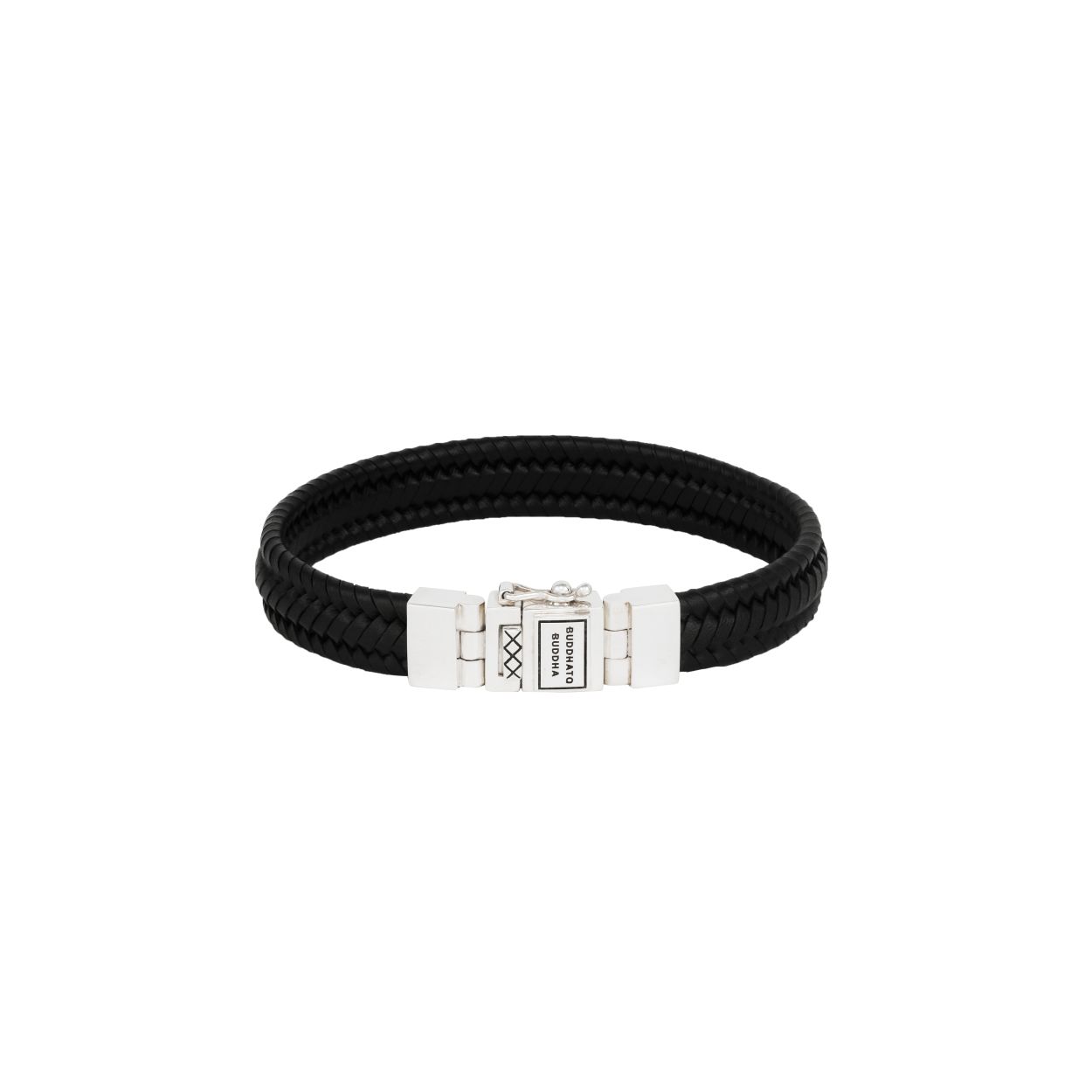 De Edwin Small leren armband is het resultaat van puur vakmanschap en aandacht voor detail. Handgewoven door ervaren ambachtslieden gedurende een proces van drie dagen, straalt deze armband pure passie uit. Vervaardigd van hoogwaardig leer en afgewerkt met onze iconische gerecyclede zilveren sluiting. Ontworpen in Amsterdam en met liefde handgemaakt in Zuidoost-Azië, markeert deze armband het begin van een nieuw stijlvol hoofdstuk. Geschikt voor iedereen en eindeloos te combineren. Ben jij klaar voor een nieuw hoofdstuk in stijl met deze armband?