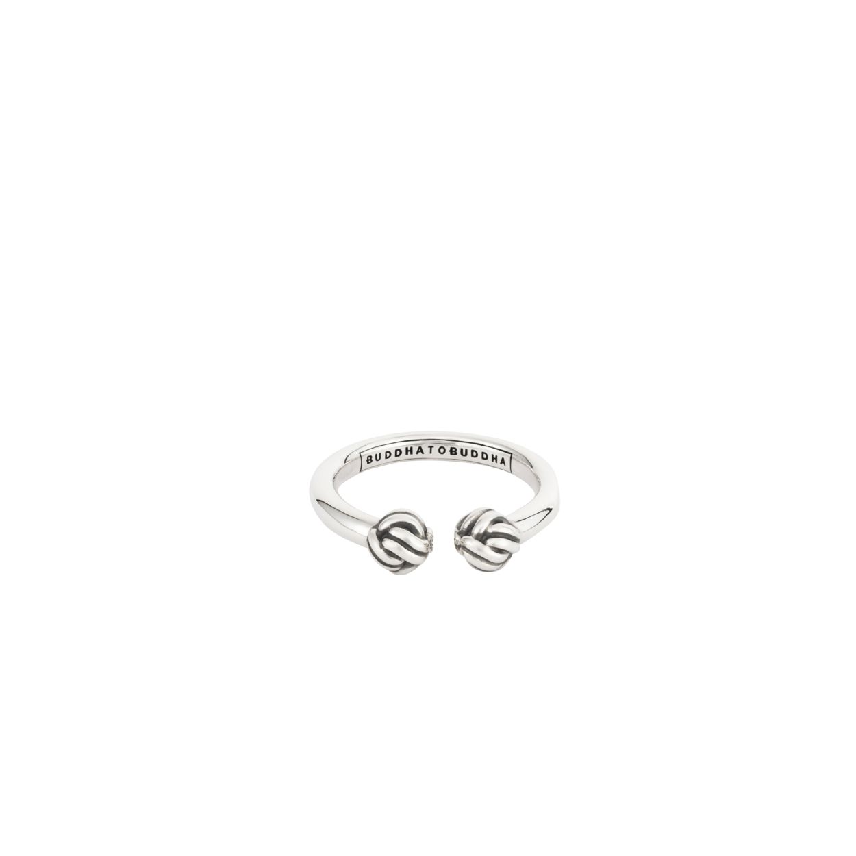 Onze Refined collectie heeft een verfijnde en elegante stijl. Het ontwerp van deze subtiele zilveren ring is gebaseerd op de bekende schakel van de Katja-familie. De Katja schakel is een geweven design en deze details komen terug in deze verfijnde zilveren ring. De ring is handgemaakt uit 925 sterling zilver.