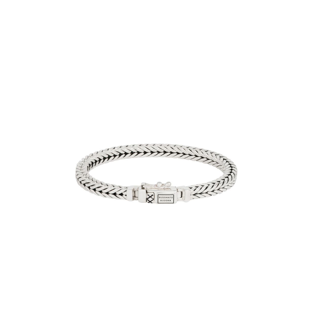 Mogelijk het meest delicate stuk uit de Heritage-collectie. Deze armband is opmerkelijk sterk en al een icoon op zich. Stevig, maar tegelijkertijd subtiel en fantastisch gedetailleerd. De vierkante vorm maakt de armband onverwacht recht en sterk. De zilveren armband kan perfect worden gecombineerd met andere Buddha to Buddha-sieraden. De Barbara XS-armband is kleiner dan de Barbara-armband.
