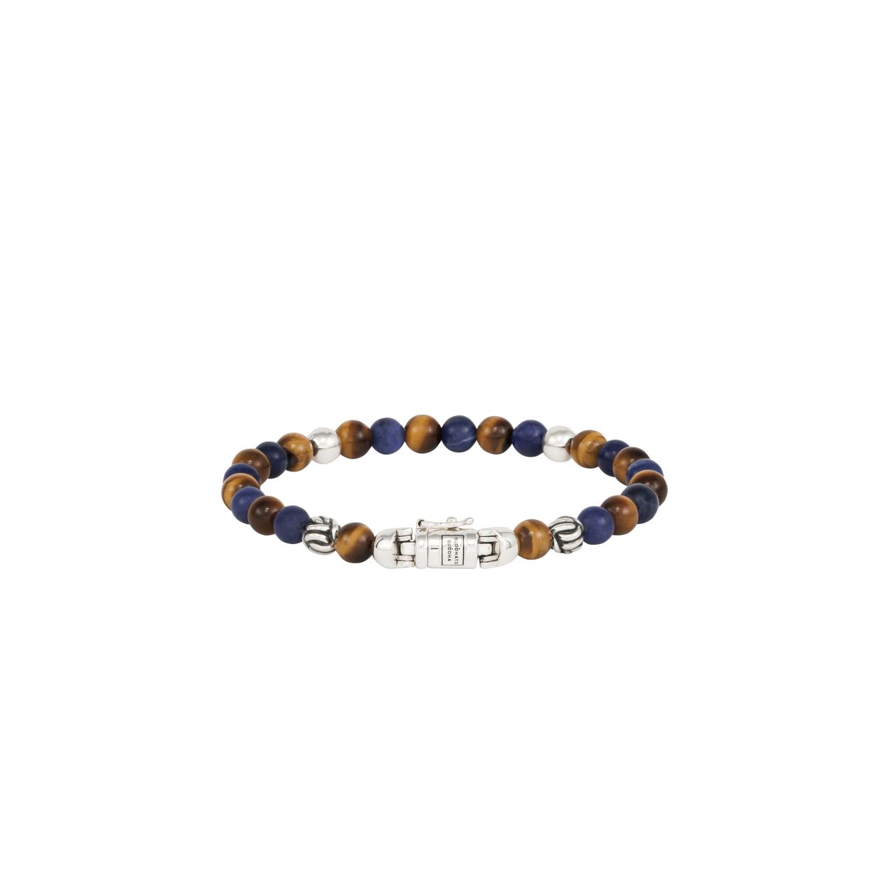 De Spirit Bead Mini Sodaliet Tijgeroog armband is gebaseerd op bidkralen en is vertaald naar een Buddha to Buddha ontwerp met zijn iconische sterling zilveren slot. We omarmen de edelsteenkralen vanwege hun schoonheid en spirituele betekenis. Deze armband heeft sodalietstenen afgewisseld met tijgeroogstenen. Sodaliet is een krachtige steen die je helpt om alle dingen uit te drukken die je wilt zeggen, en tijgeroog is goed voor motivatie en houdt het hoofd scherp. De armband is handgemaakt en tijdloos zoals al onze sieraden en kan gemakkelijk worden gecombineerd met leren of zilveren stukken. De mini-spirit kralen zijn kleiner dan de spirit bead armbanden.

Let op: het slot van deze Spirit bead armband bevat een magneet. Deze is niet roestvrij en daarom belangrijk om elk contact met water te vermijden (zoals zwemmen & douchen etc.) om optreden van roest rondom de magneet te voorkomen.