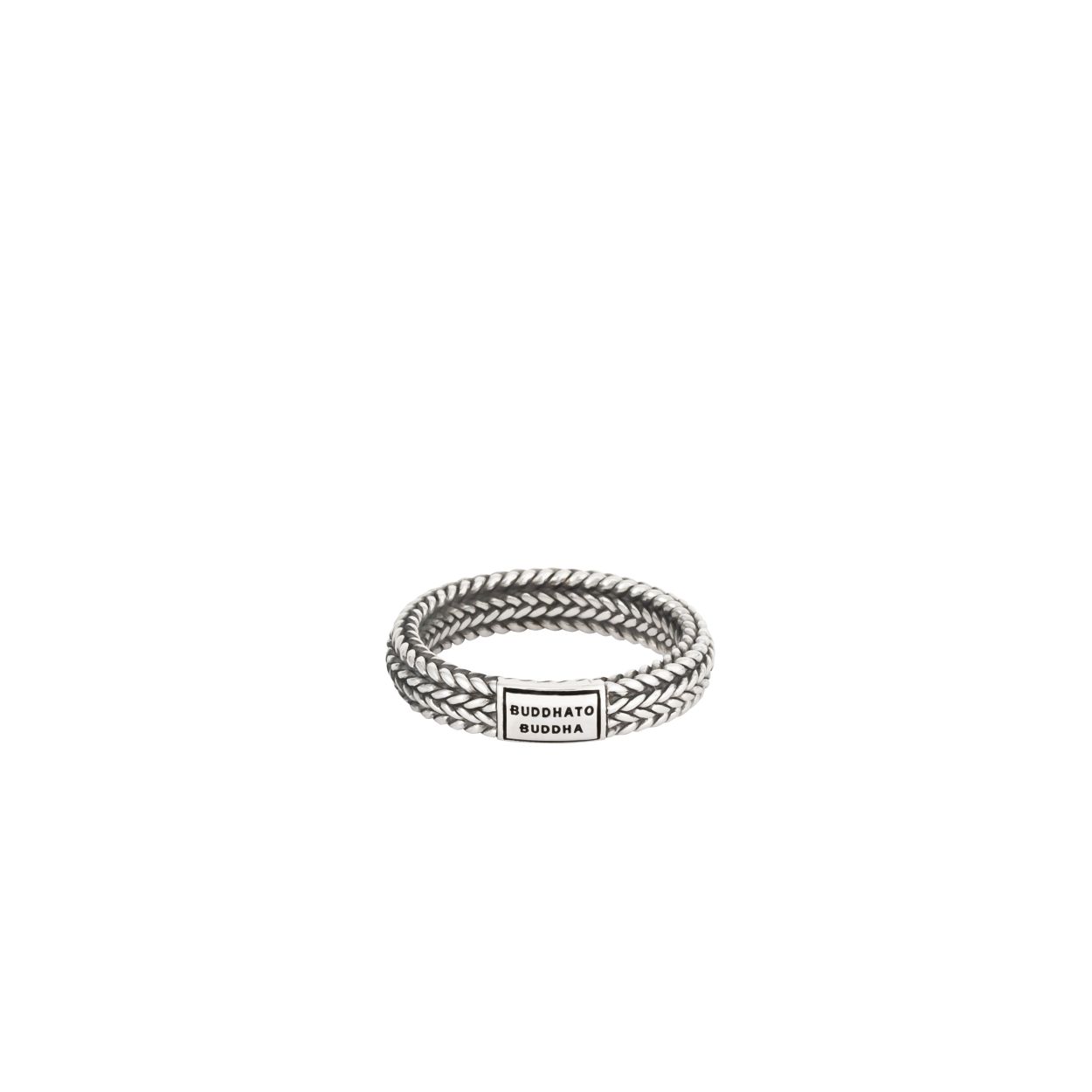 De Ellen familie is een van de subtielere en verfijnde schakels in onze Heritage collectie. De Ellen Small ring is een prachtige ring met de kenmerken van de Ellen schakel in zich. Het is een elegante ring die je goed kunt combineren met andere Buddha to Buddha sieraden. De Ellen Small ring is een kleinere en verfijndere versie van de populaire Ellen-ring. Deze ring valt in de categorie smalle ringen.