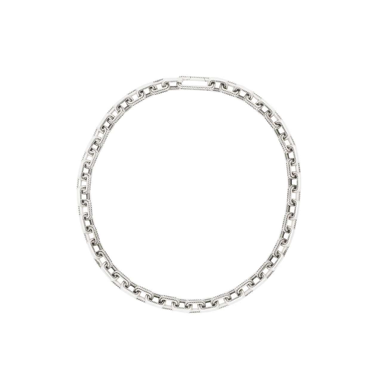 De Barbara Link collectie heeft een stoere en modieuze stijl en is nu verrijkt met een sterling zilveren ketting. Dit sieraad is geschikt voor iedere gelegenheid! De handgemaakte zilveren ketting is stijlvol en stoer. Bij de Barbara Link Small ketting zijn de links een slag kleiner dan bij de Barbara Link ketting. De ketting is 45 centimeter lang.