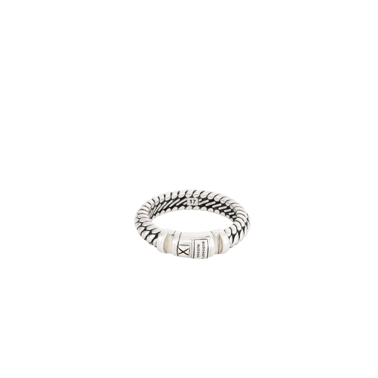 Het bekende Buddha to Buddha-slot én de beroemde Ben-schakel zijn nu verwerkt in één ring. Wat meteen opvalt aan de Ben XS Lock Ring zijn de stoere looks…Ondanks dat de ring valt in de categorie smalle ringen. Wat ook meteen opvalt zijn de stevige schakels die naadloos op elkaar aansluiten. Dit komt doordat ze net zo lang met de hand bewerkt worden tot het eindresultaat oogverblindend is. Dat maakt de Ben XS Lock Ring een ring waar je er eindeloos naar kan blijven kijken. Maar vooral eentje die je héél vaak wilt dragen.