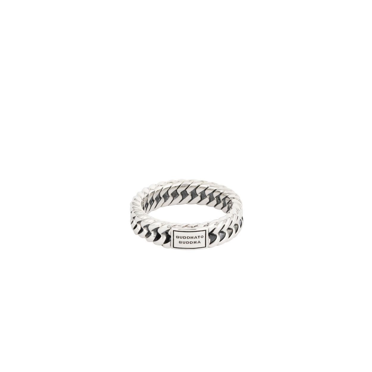 Ken je de populaire Chain-schakel? Op basis hiervan is nu ook de Chain XS-ring ontworpen. Volledig met de hand gemaakt. Deze sterling zilveren ring valt in de categorie ‘smalle ringen’ en is nog iets smaller dan de ‘Chain Small Ring’. De ring laat zich perfect combineren met andere Buddha to Buddha sieraden.