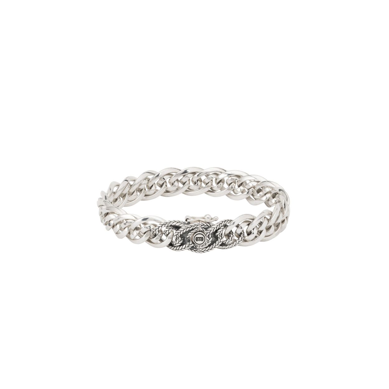 Onze Nathalie Textuur XS Armband is een prachtig statement sieraad. Het unieke ontwerp van de Nathalie schakel loopt door in de hele armband, inclusief de sluiting, waardoor een krachtig geheel met een unieke look ontstaat. Het slot laat fijn vlechtwerk zien, doordat onze Nathalie weving is gecombineerd met de iconische Barbara structuur, deze combinatie creëert een luxere uitstraling. Deze armband is ook beschikbaar in een grotere variant en is perfect te combineren met de bijpassende ring.