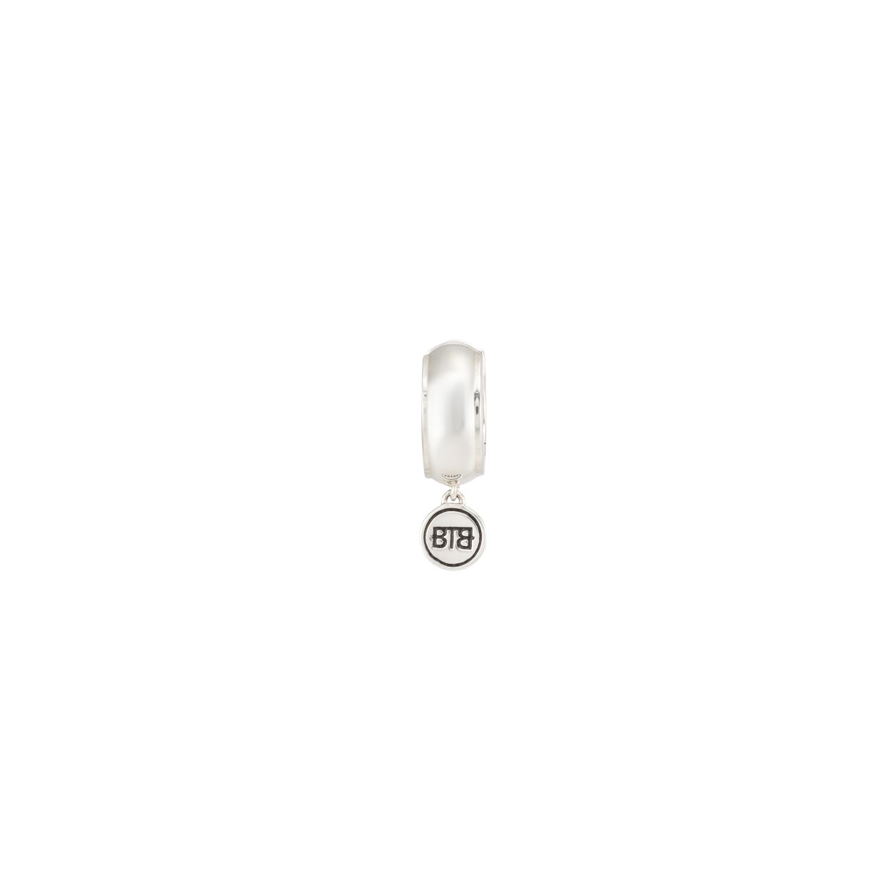 Maak kennis met de Batul Oorbel. Een opvallende statement oorbel geïnspireerd op onze iconische Batul armband, ons allereerste design ontworpen door onze oprichter Batul. Gemaakt van premium 925 zilver, straalt deze oorbel zelfvertrouwen uit. Het opvallende ronde ontwerp maakt een verbluffende indruk, terwijl een kleine hanger met logo een subtiele dynamiek toevoegt door met je mee te bewegen. Combineer deze single earring met andere oorbellen uit onze Earparty collectie, om jouw persoonlijke mix te creëren. Met onze single pieces kan jij eindeloos combineren!