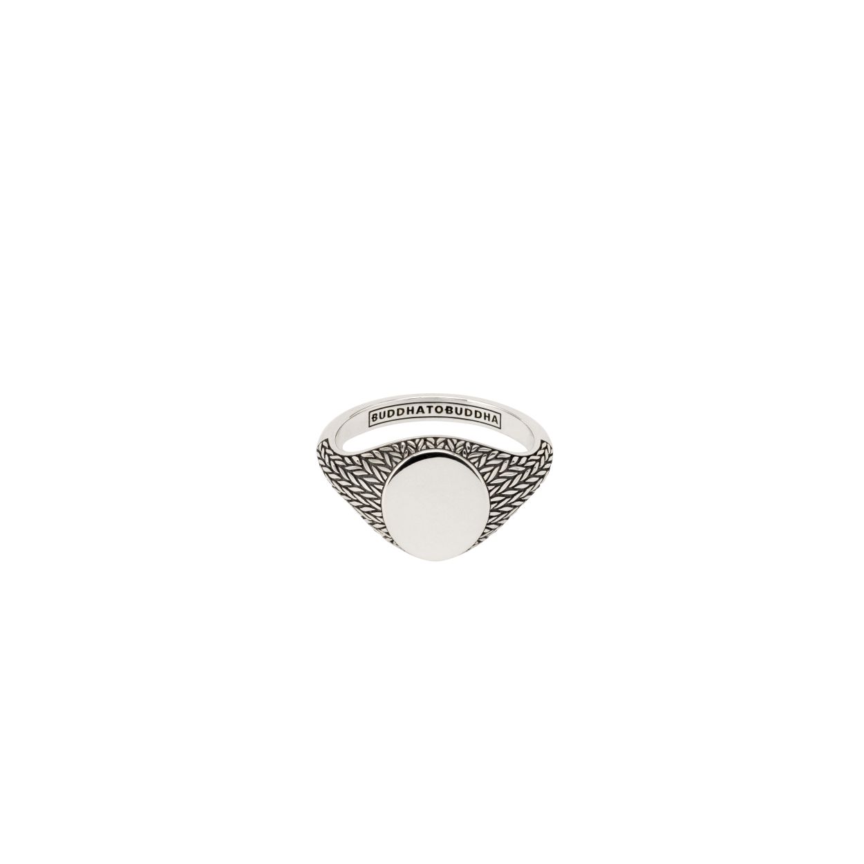 Deze trendy zilveren Ellen Signet ring van Buddha to Buddha is een speciale versie uit de Ellen serie. De Ellen is een handgemaakte echt zilveren ring met een 'snake' fantasie gevlochten schakel en een glad gepolijst zegel wat gegraveerd kan worden. Deze Buddha to Buddha ring is gemaakt naar het model van de schakel van de Buddha to Buddha Ellen armband en ring. De Ellen ring van Buddha to Buddha is mooi te combineren met de gelijknamige armband. Doordat de Buddha ring tussen de schakels geoxideerd is, geeft dit een heel speciaal robuust effect. De ring is voorzien met het stijlvolle logo van Buddha to Buddha.

